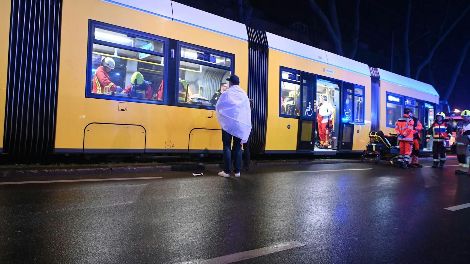 Die BVG stellte für die Versorgung der Verletzten nach dem Brand in Friedrichshain eine Tram zur Verfügung.