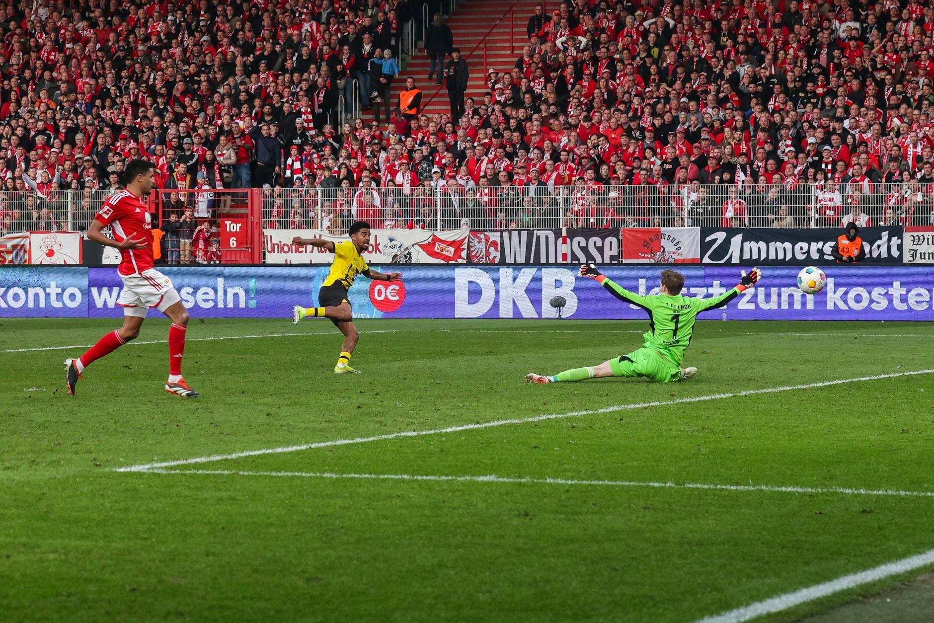 BVB-Außenverteidiger Ian Maatsen trifft zum 2:0 gegen den 1. FC Union, doch vorher hatte er beim Zweikampf Josip Juranovic verletzt. 