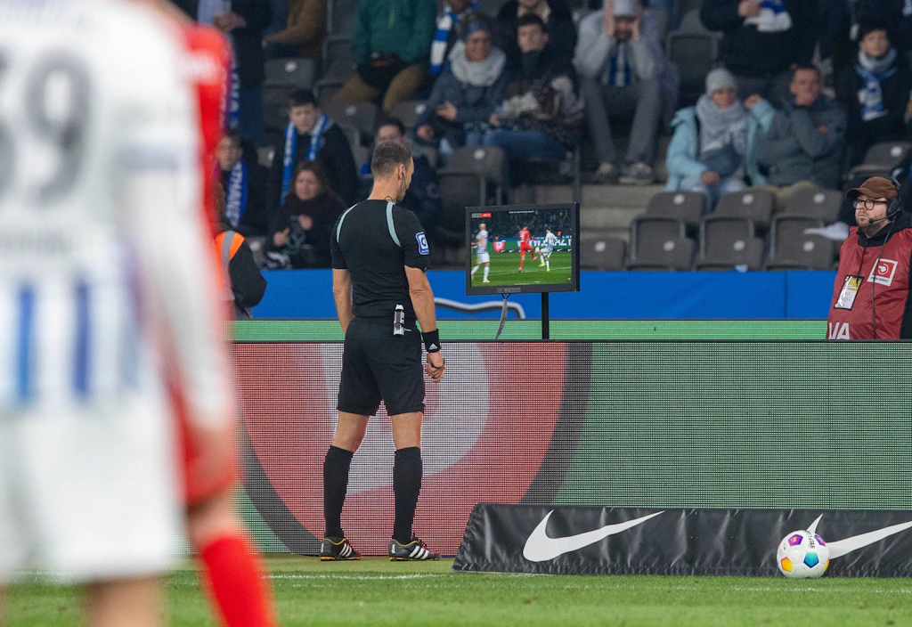 Hertha BSC und Schiri Bastian Dankert: 18 Spiele, fünf Witz-Elfer
