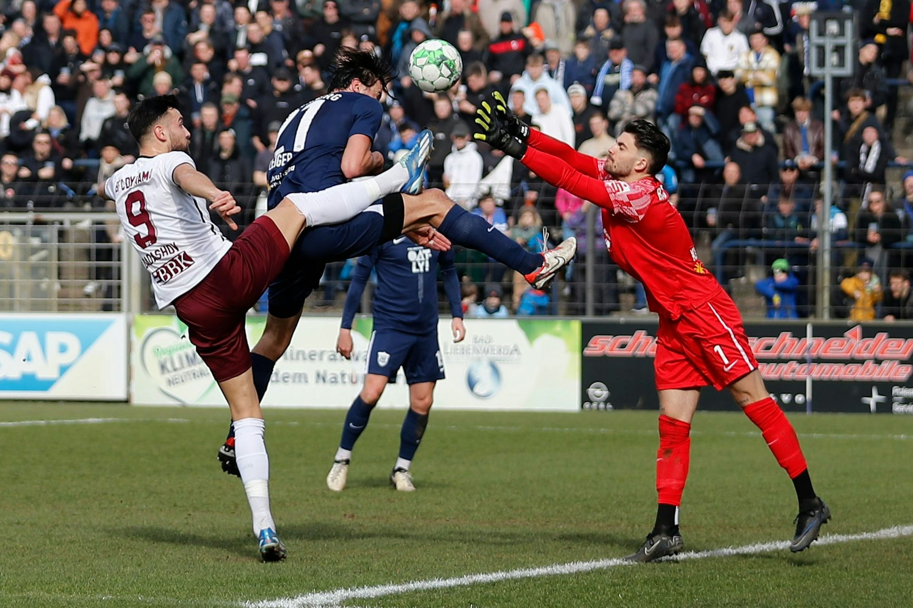 Hoch das Bein: BFC-Dynamo-Knipser Rufat Dadashov (l.) und Babelsberg-Torwart Luis Klatte wollen den Ball.