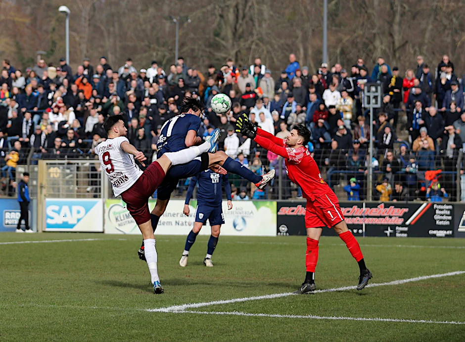 Hoch das Bein: BFC-Dynamo-Knipser Rufat Dadashov (l.) und Babelsberg-Torwart Luis Klatte wollen den Ball.