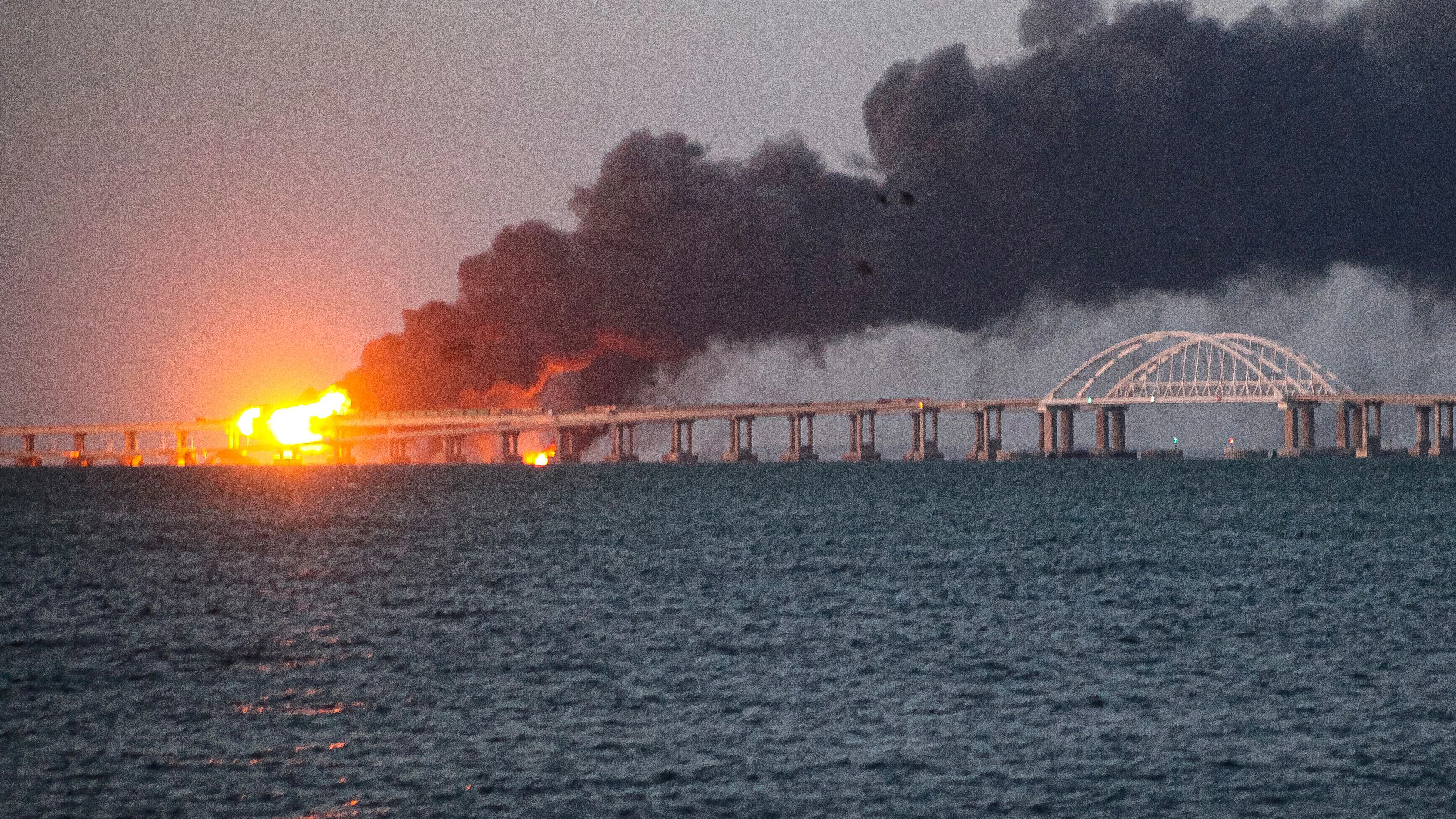 Flammen und Rauch steigen von der Krim-Brücke im Herbst 2022 auf, die das russische Festland und die besetzte Halbinsel Krim verbindet.