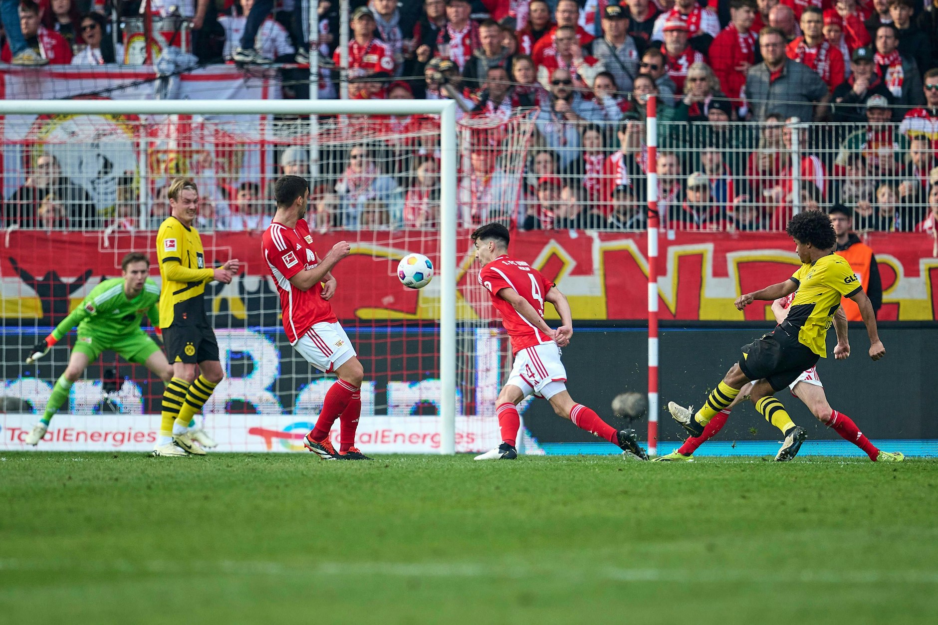 Dortmunds Karim Adeyemi zieht in der 41. Minute ab und trifft zum 1:0 gegen den 1. FC Union.