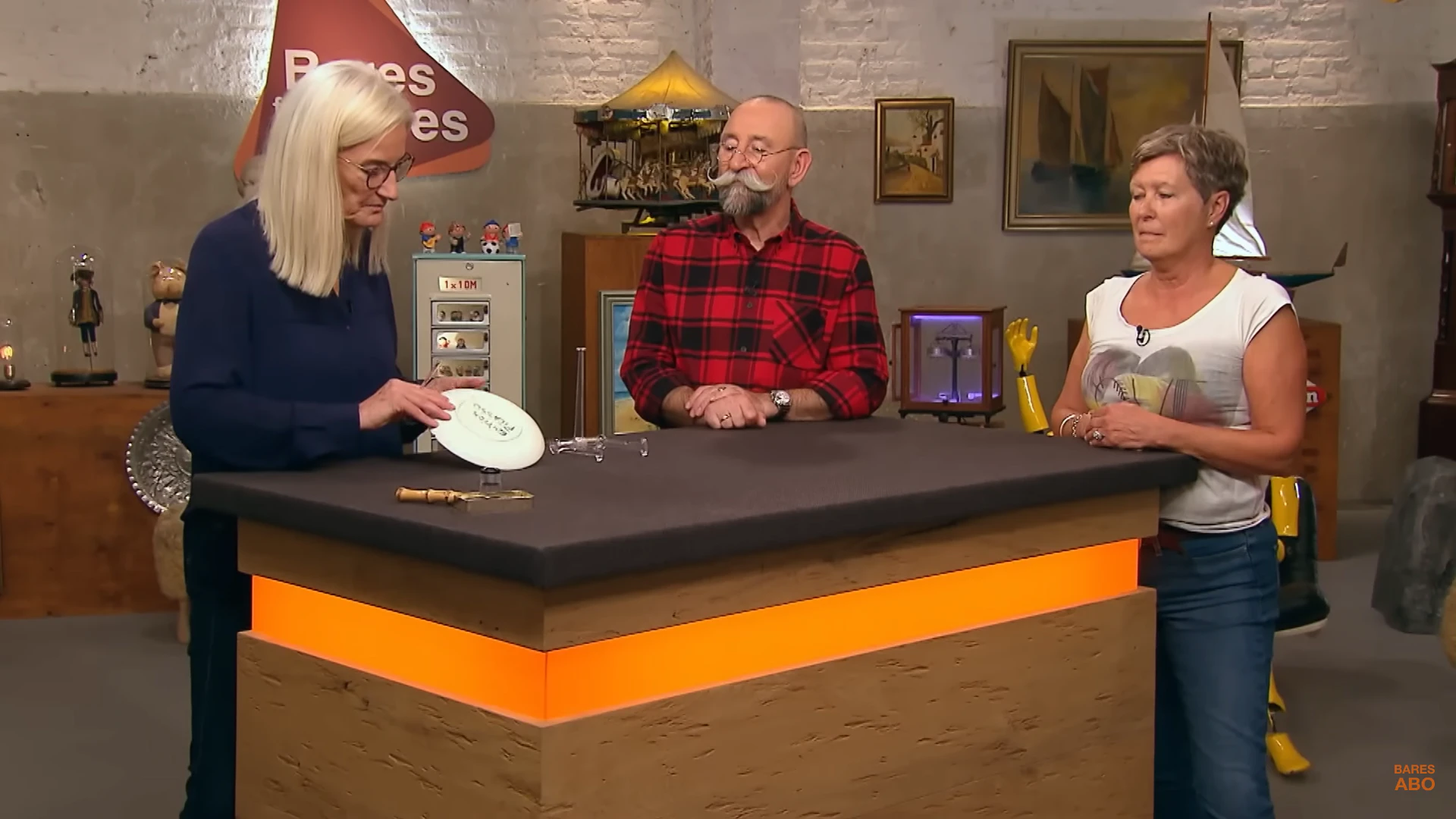 Kunst-Expertin Friederike Werner mit „Bares für Rares“-Moderator Horst Lichter und der Kandidatin Karin bei der Expertise.