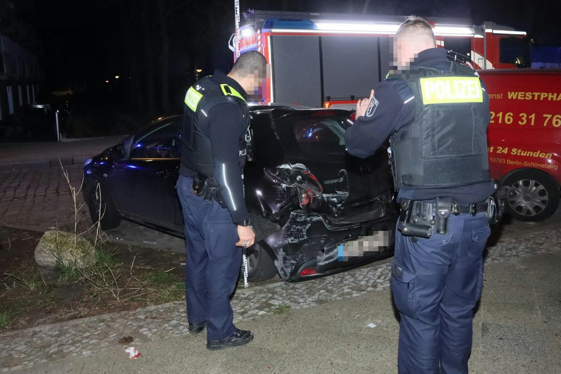Ein Autofahrer krachte in Neukölln mit seinem Kleinwagen in eine Hauswand.