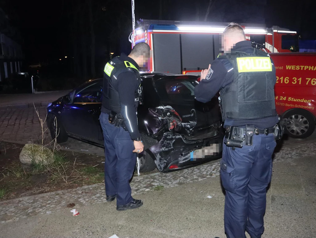 Crash in Neukölln: Rumms-Idiot verwechselt Gas und Bremse – und kracht gegen Hauswand!