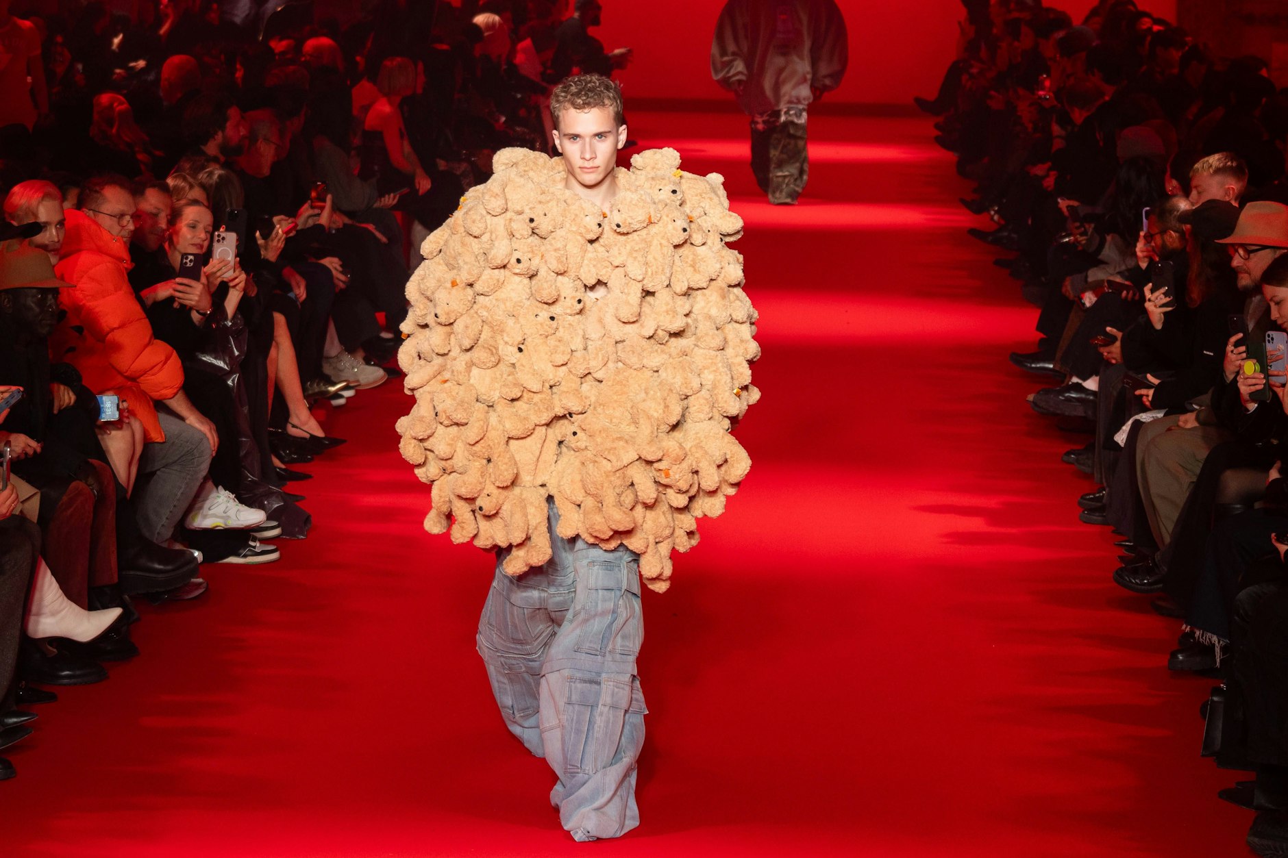 Vetements bleibt seinem Oversized-Look auch für den Winter 2024/25 treu. Highlights der neuen Kollektion sind die Plüschmäntel von Jean-Charles de Castelbajac.