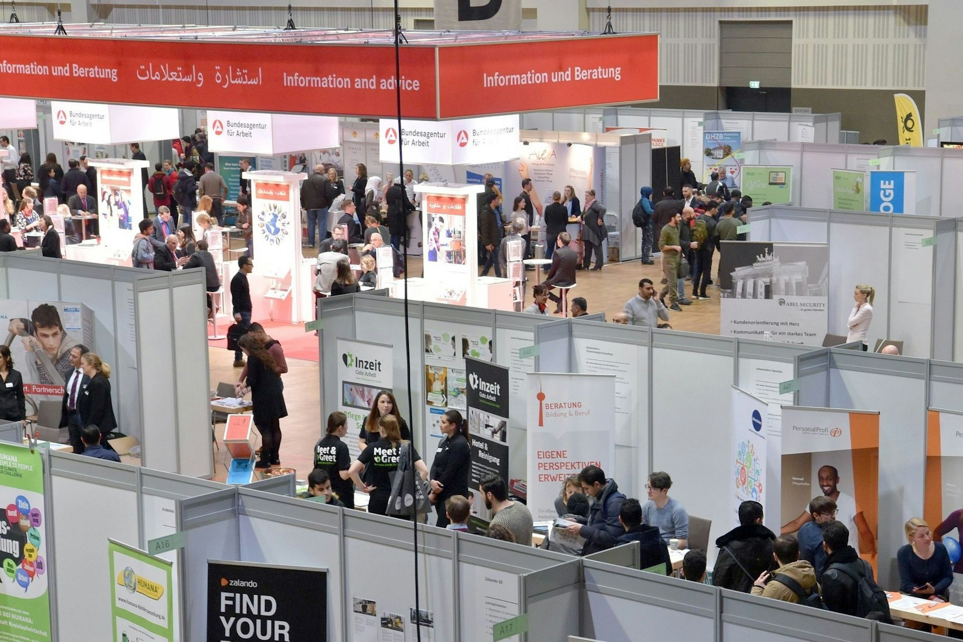 Auf Jobmessen können sich Jugendliche über Optionen informieren. 