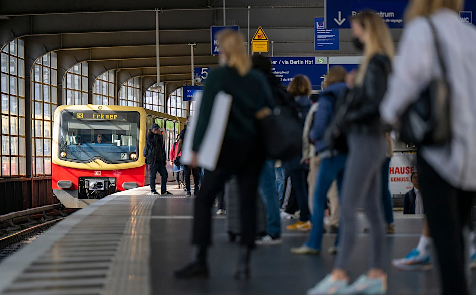 ARCHIV - Eine S-Bahn fährt am Bahnhof Zoologischer Garten ein.  d