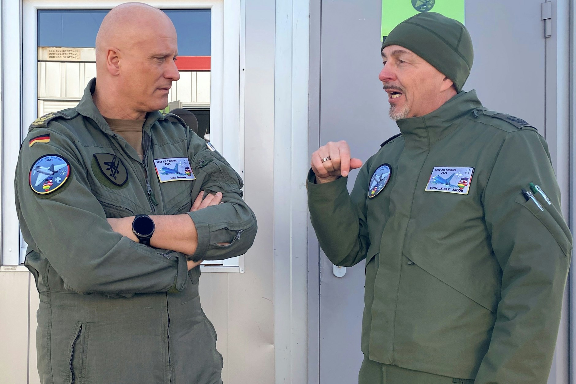 Abhör-Skandal: Oberstleutnant Swen Jacob (r), deutscher Kontingentführer, spricht mit Ingo Gerhartz, Generalinspekteur der Luftwaffe.