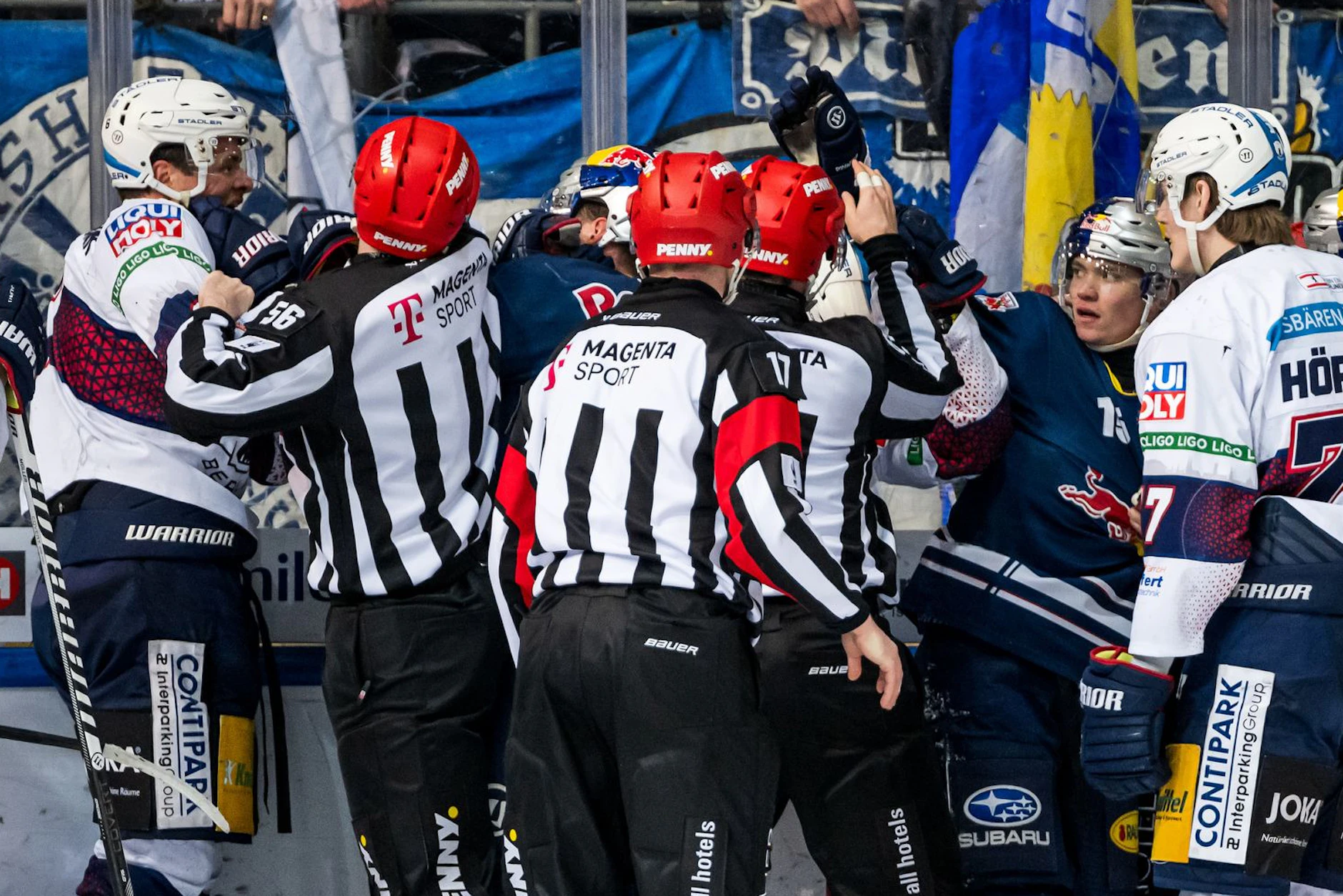 Die Schiedsrichter haben beim Gastspiel der Eisbären bei Red Bull München ganz schön zu tun.