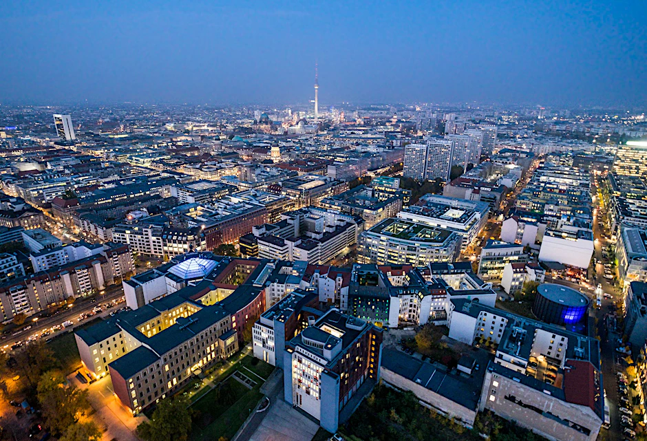 Die städtischen Wohnungsunternehmen in Berlin erhöhen die Mieten. Ein „Leistbarkeitsversprechen“ soll verhindern, dass Mieter überfordert werden.