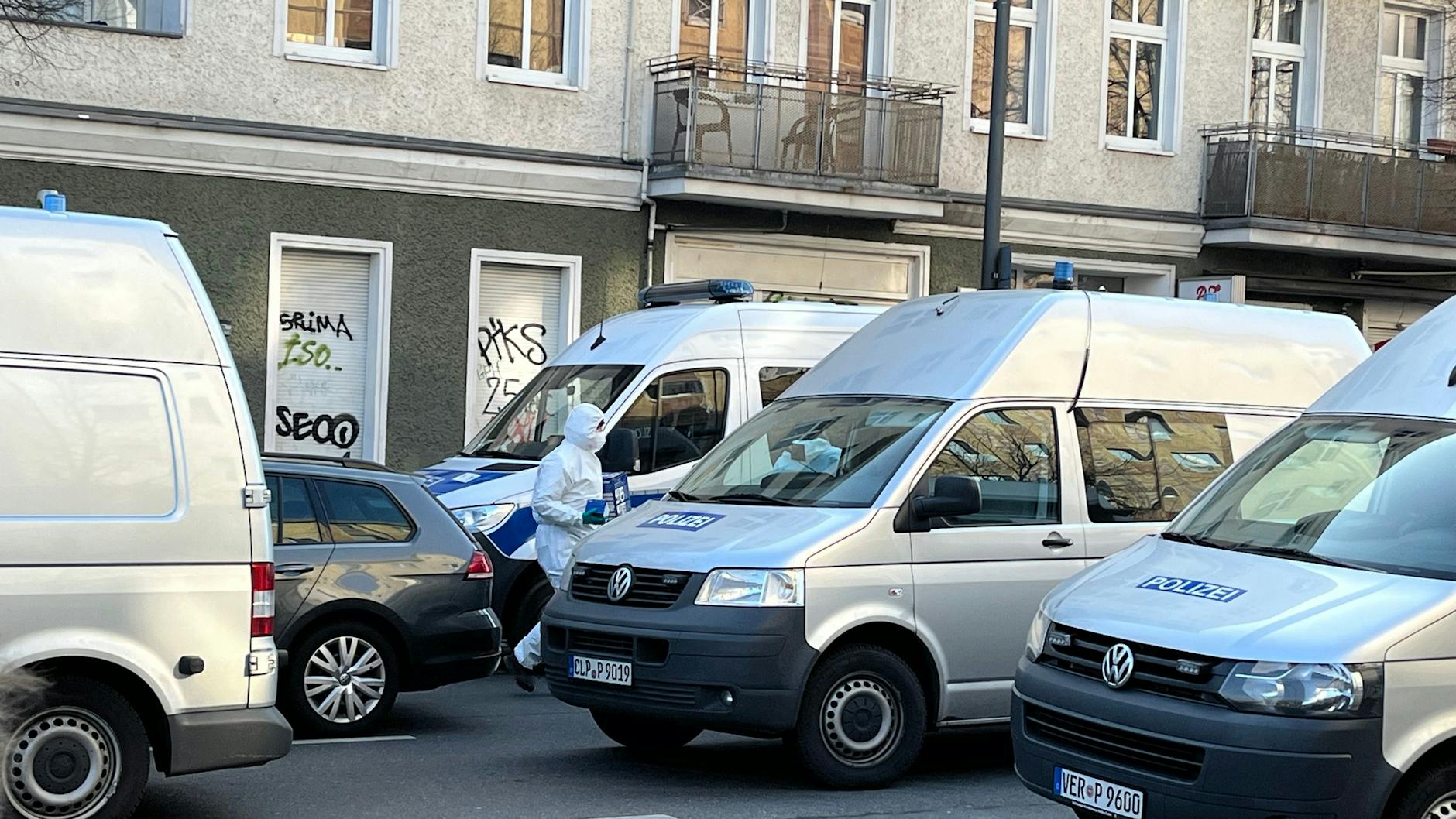 Kriminaltechniker in Schutzanzügen beim Einsatz am Markgrafendamm.