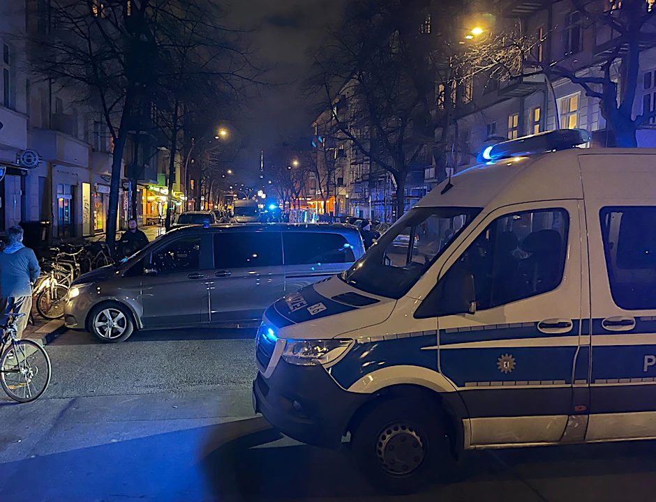 Beamte sind in der Grünberger Straße in Berlin im Einsatz. Bei der Fahndung nach zwei ehemaligen RAF-Terroristen durchsucht die Polizei eine weitere Wohnung in Berlin.