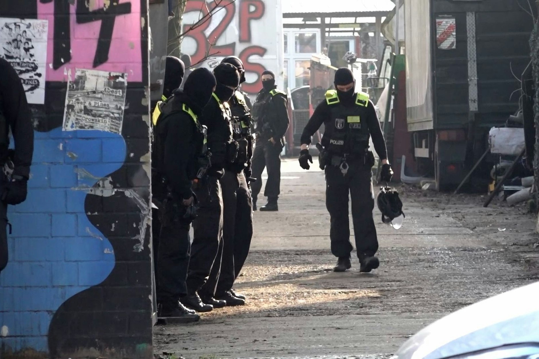 Einsatzkräfte stehen Sonntagmorgen an dem besagten Grundstück in Berlin-Friedrichshain. Hier leben viele Alternative und Aussteiger.