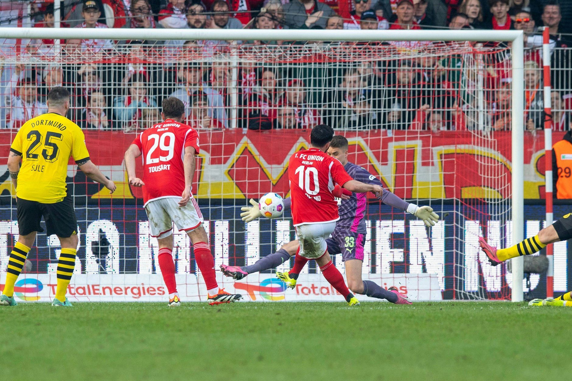 Unfassbar! Dieser Schuss von Union-Stürmer Kevin Volland aus zehn Metern ging nicht rein. Dortmunds Keeper Alexander Meyer hielt per Blitzreflex.
