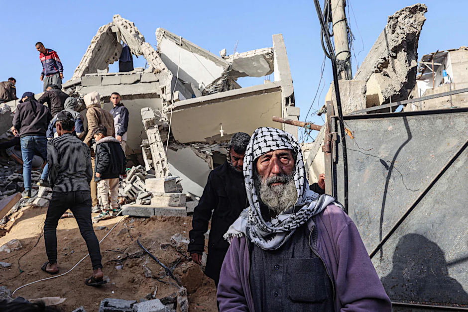 Palästinenser suchen nach Überlebenden nach einem Luftangriff in Rafah.