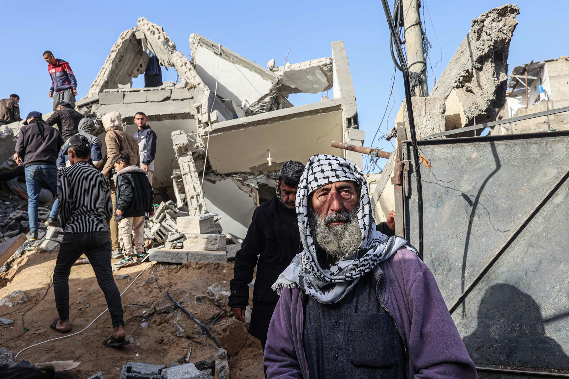 Palästinenser suchen nach Überlebenden nach einem Luftangriff in Rafah.