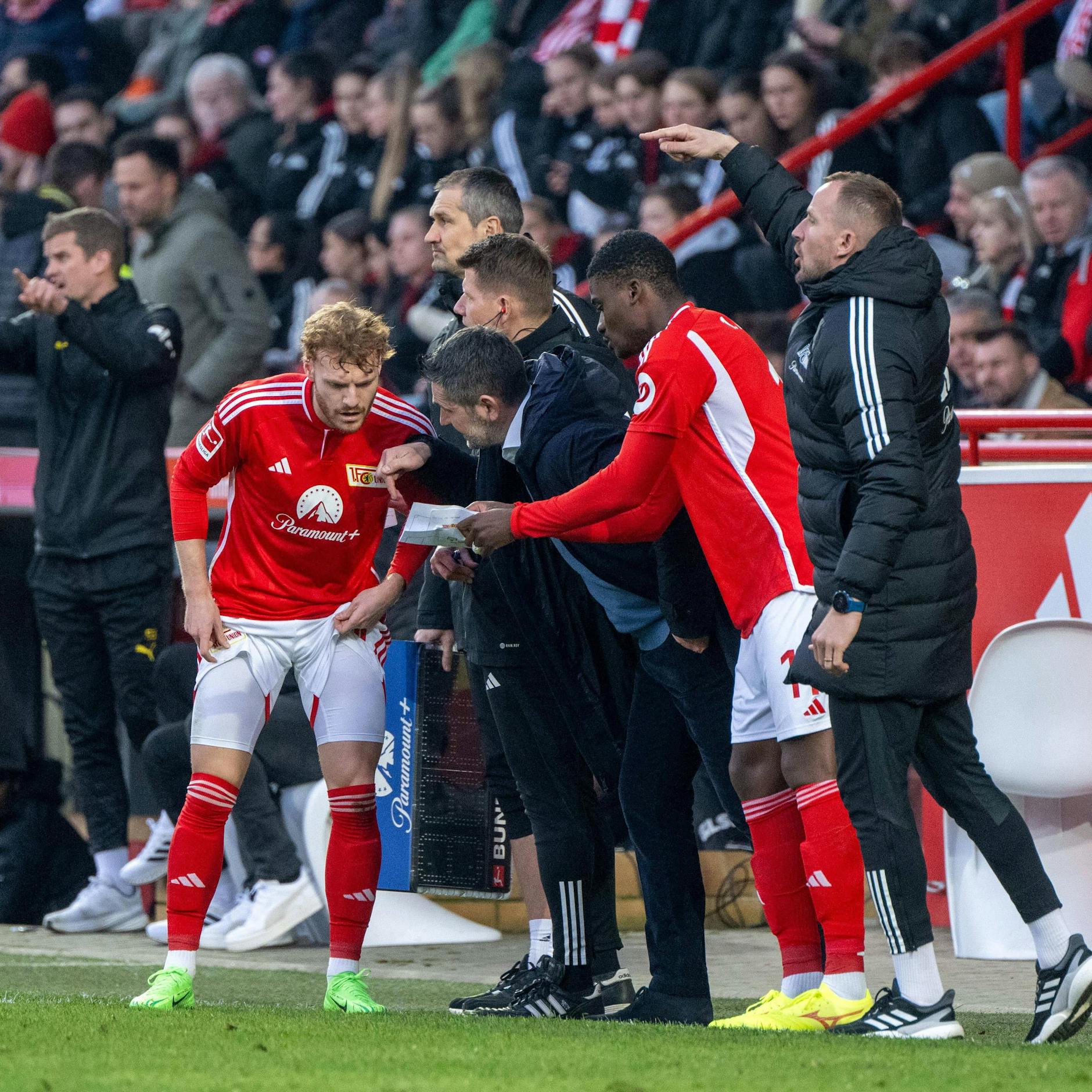 Union-Trainer Nenad Bjelica gibt den Stürmern Yorbe Vertessen und Chris Bedia Anweisungen, bevor sie eingewechselt werden.