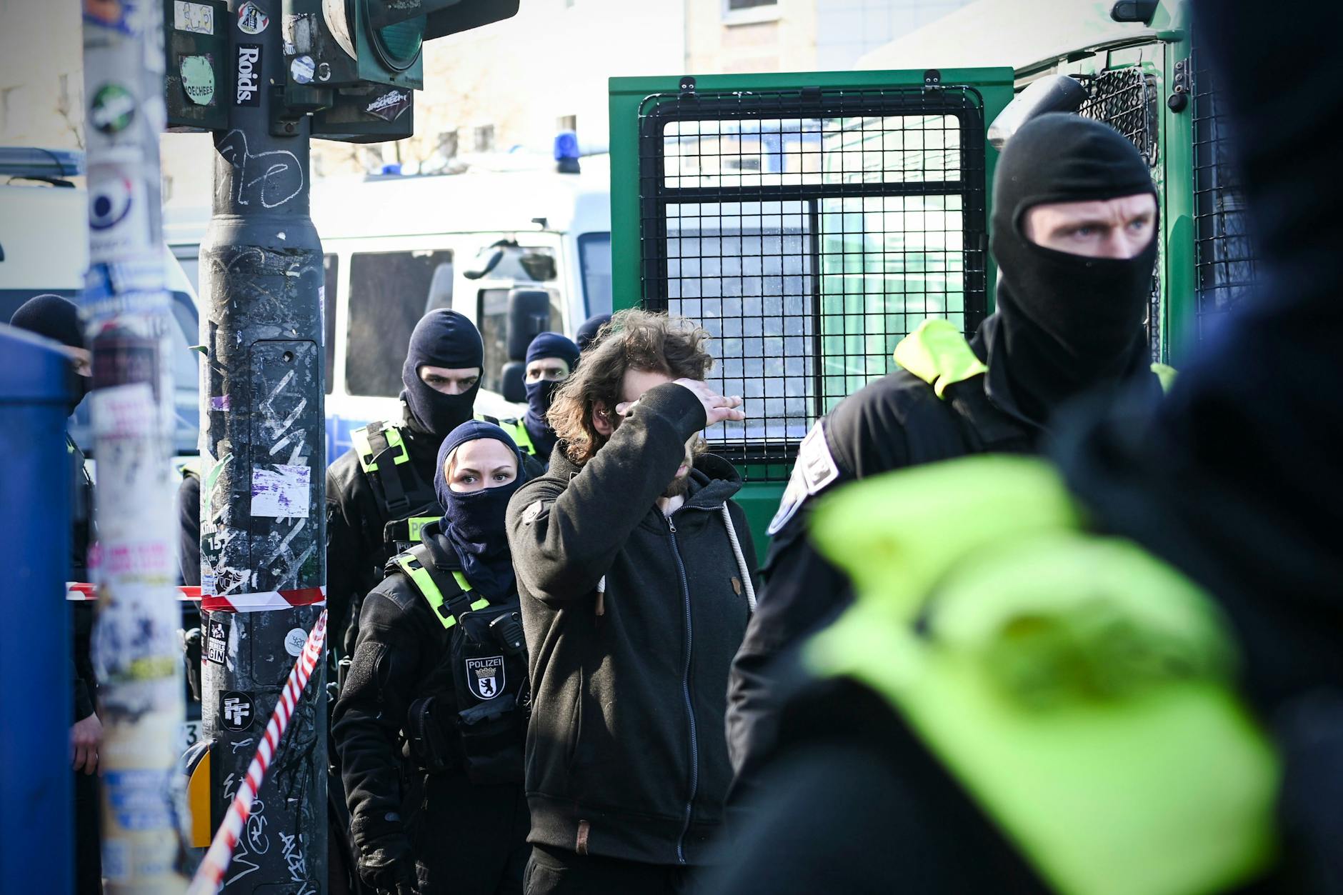Ein Mann wird von der Polizei festgenommen