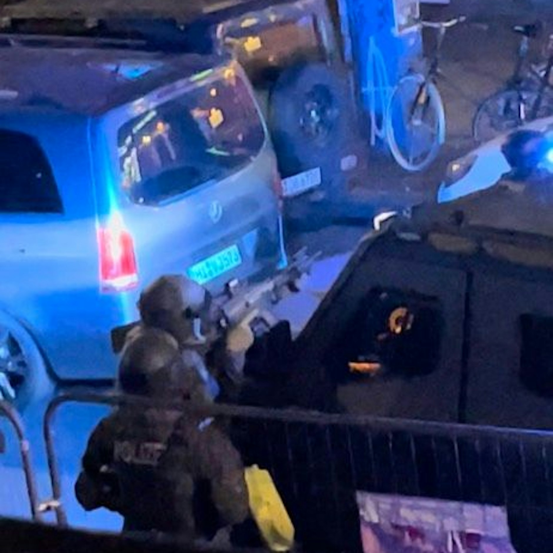 SEK-Leute mit einer Maschinenpistole im Anschlag am Einsatzort