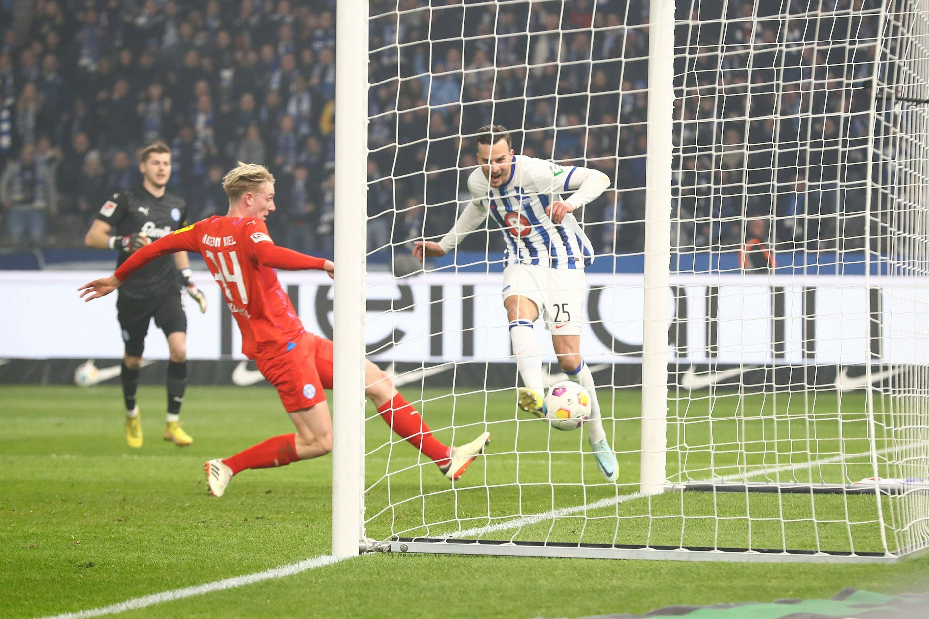 Hinein mit dem Ding! Herthas Stürmer Haris Tabakovic trifft zum 1:0 gegen Holstein Kiel.