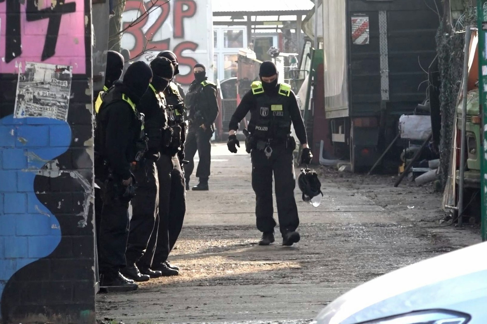 Einsatzkräfte stehen an dem Grundstück in Friedrichshain. Der Einsatz steht möglicherweise im Zusammenhang mit der Fahndung nach den beiden noch flüchtigen mutmaßlichen Räubern Ernst-Volker Staub und Burkhard Garweg. 