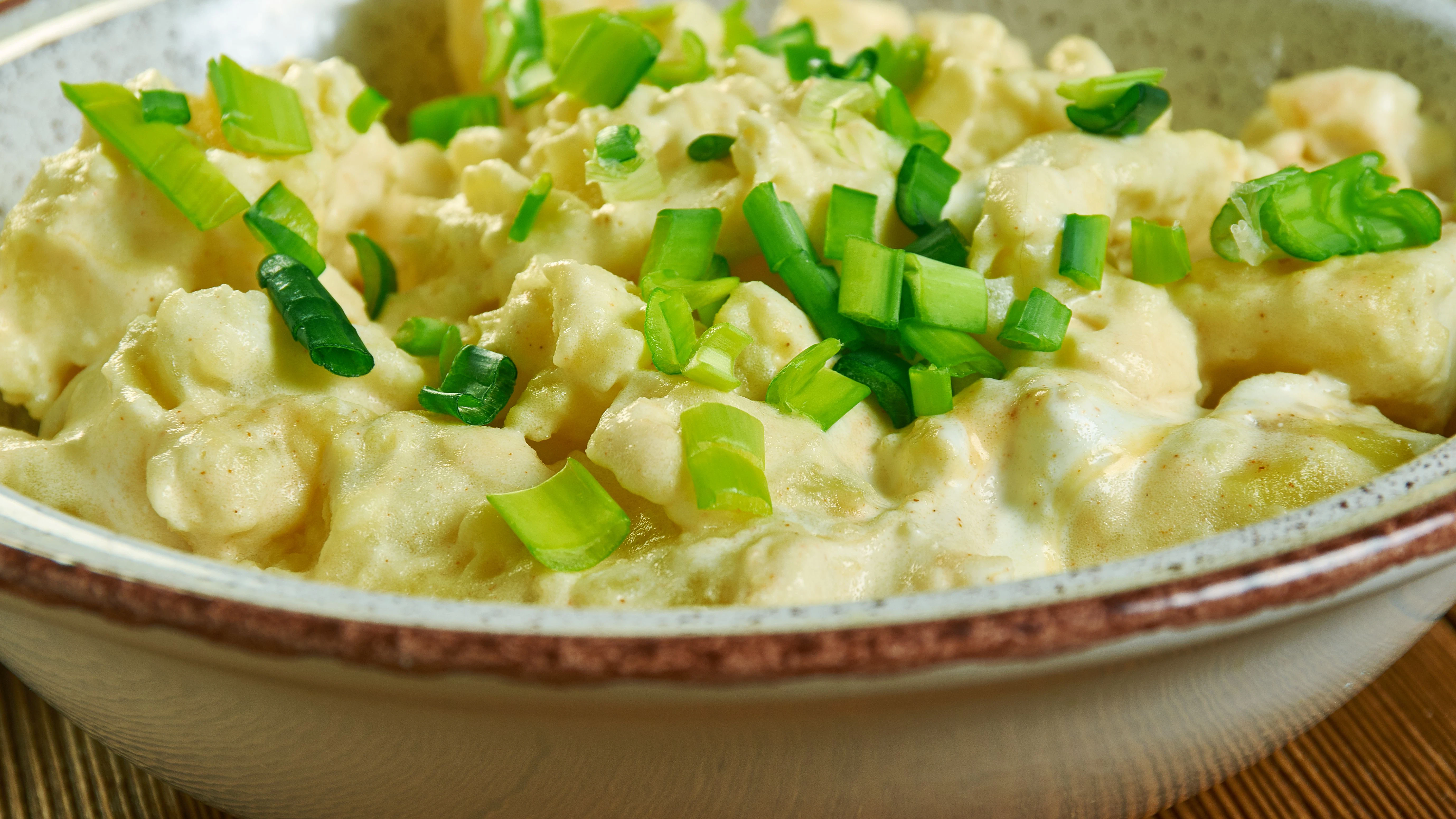 Dieser leckere Kartoffelsalat steht in Minuten auf dem Tisch - das Rezept ist perfekt für den spontanen Grillabend.