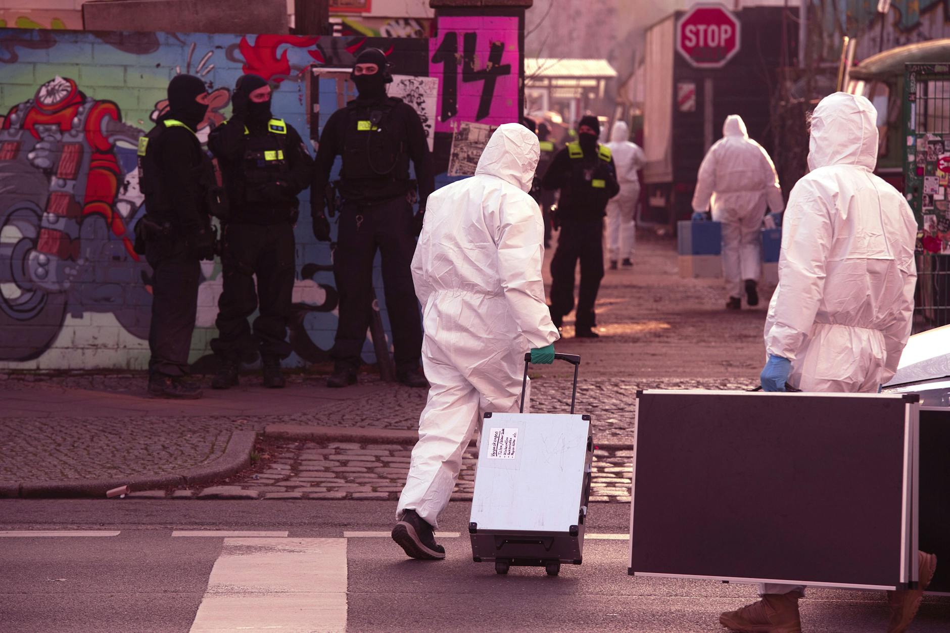 Kriminaltechniker der Polizei betreten die Wagenburg in Berlin-Friedrichshain. 