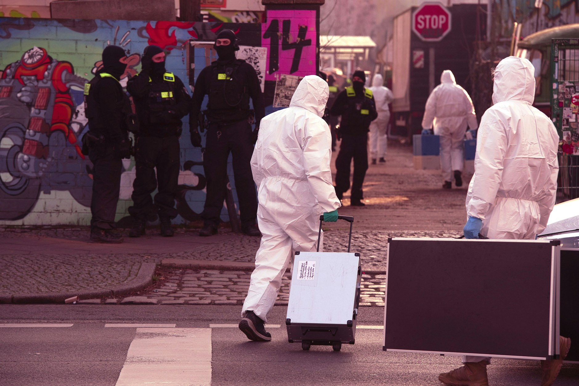 Kriminaltechniker der Polizei betreten die Wagenburg in Berlin-Friedrichshain.&nbsp;