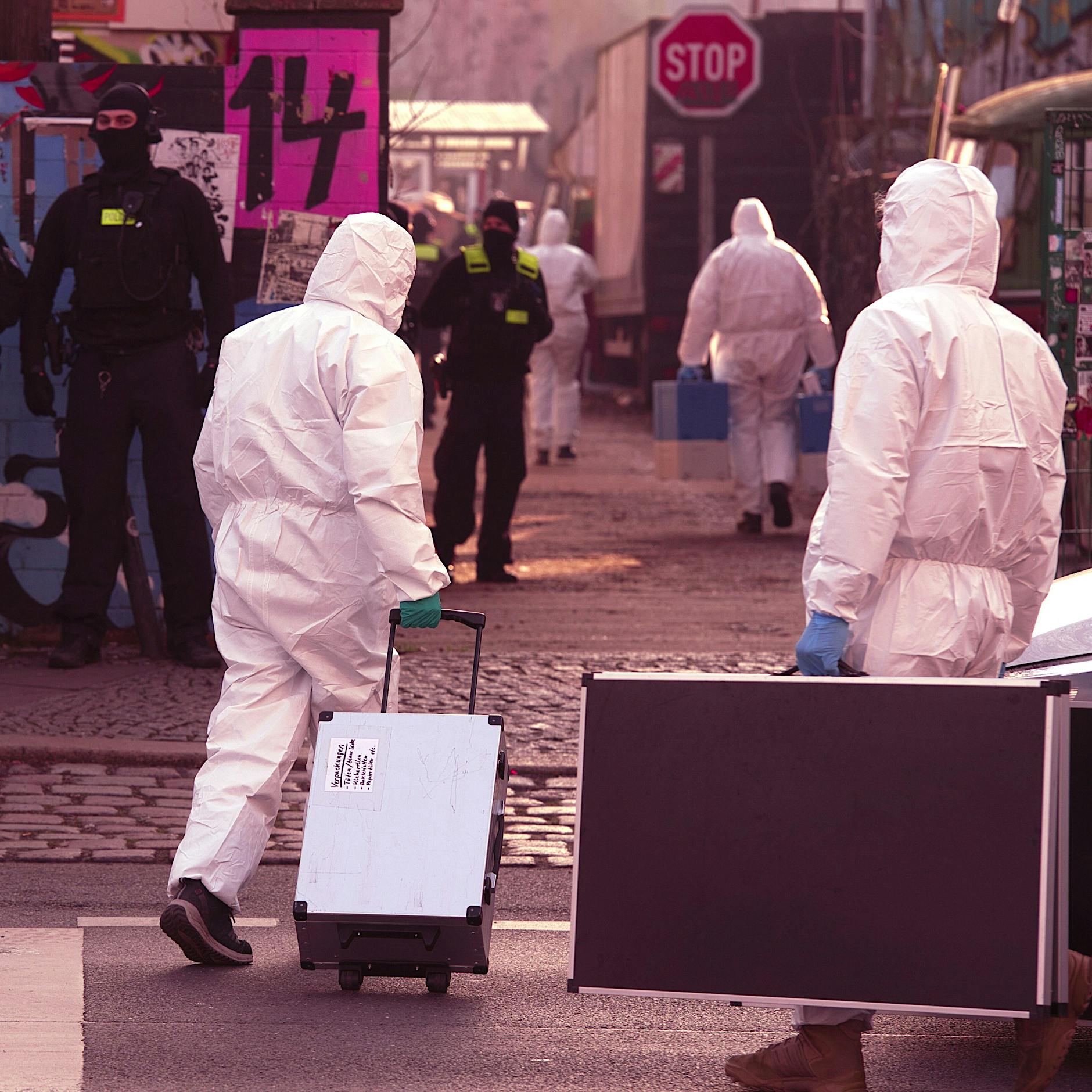 Razzia in Berliner Wagenburg: RAF-Terrorist Burkhard Garweg lebte in einem alten Bauwagen in Friedrichshain