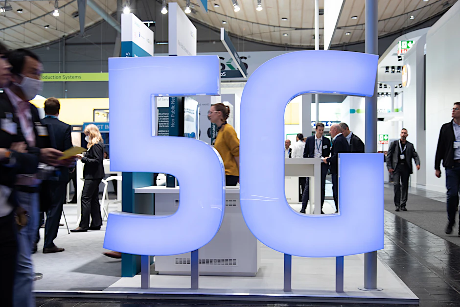 Ein 5G-Logo auf der Hannover Messe. Die Nutzung dieses Mobilfunkstandards nimmt in Deutschland langsam zu.