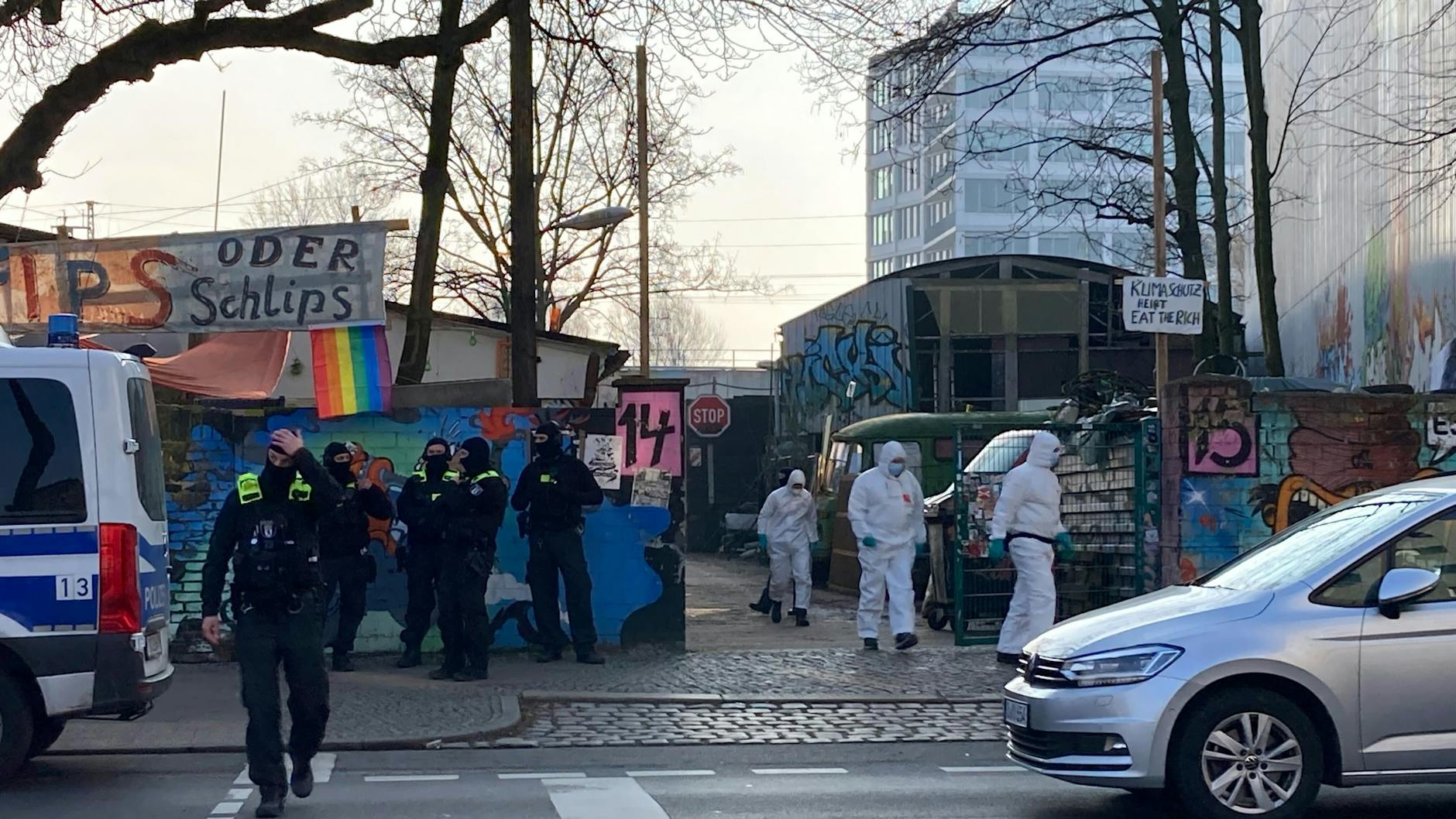 Einsatzkräfte stehen vor dem Areal mit den Bauwagen-Containern. Hier hatte RAF-Terrorist Burkhard Garweg offenbar sein Versteck.