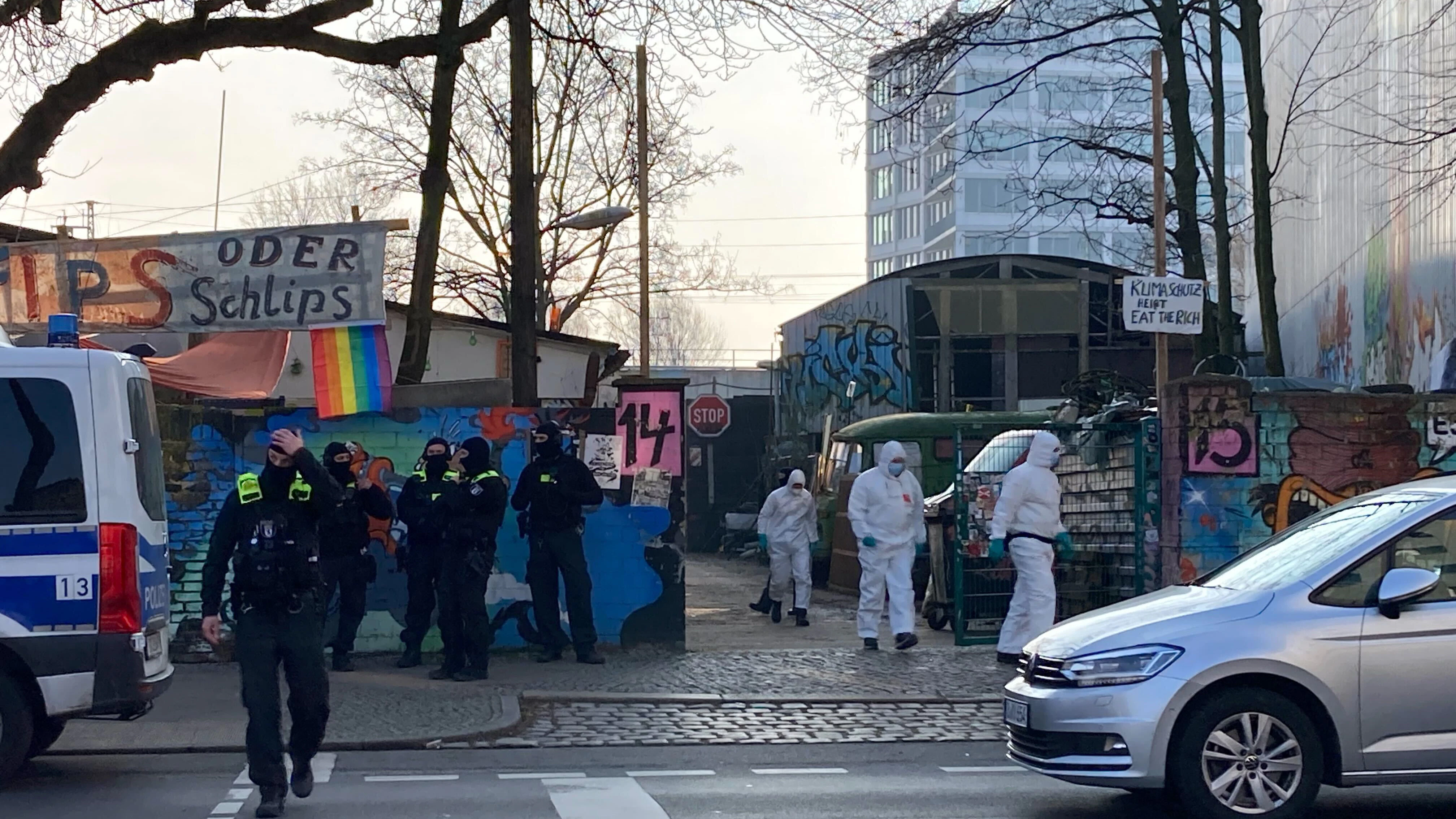 Einsatzkräfte stehen vor dem Areal mit den Bauwagen-Containern. Hier hatte RAF-Terrorist Burkhard Garweg offenbar sein Versteck.