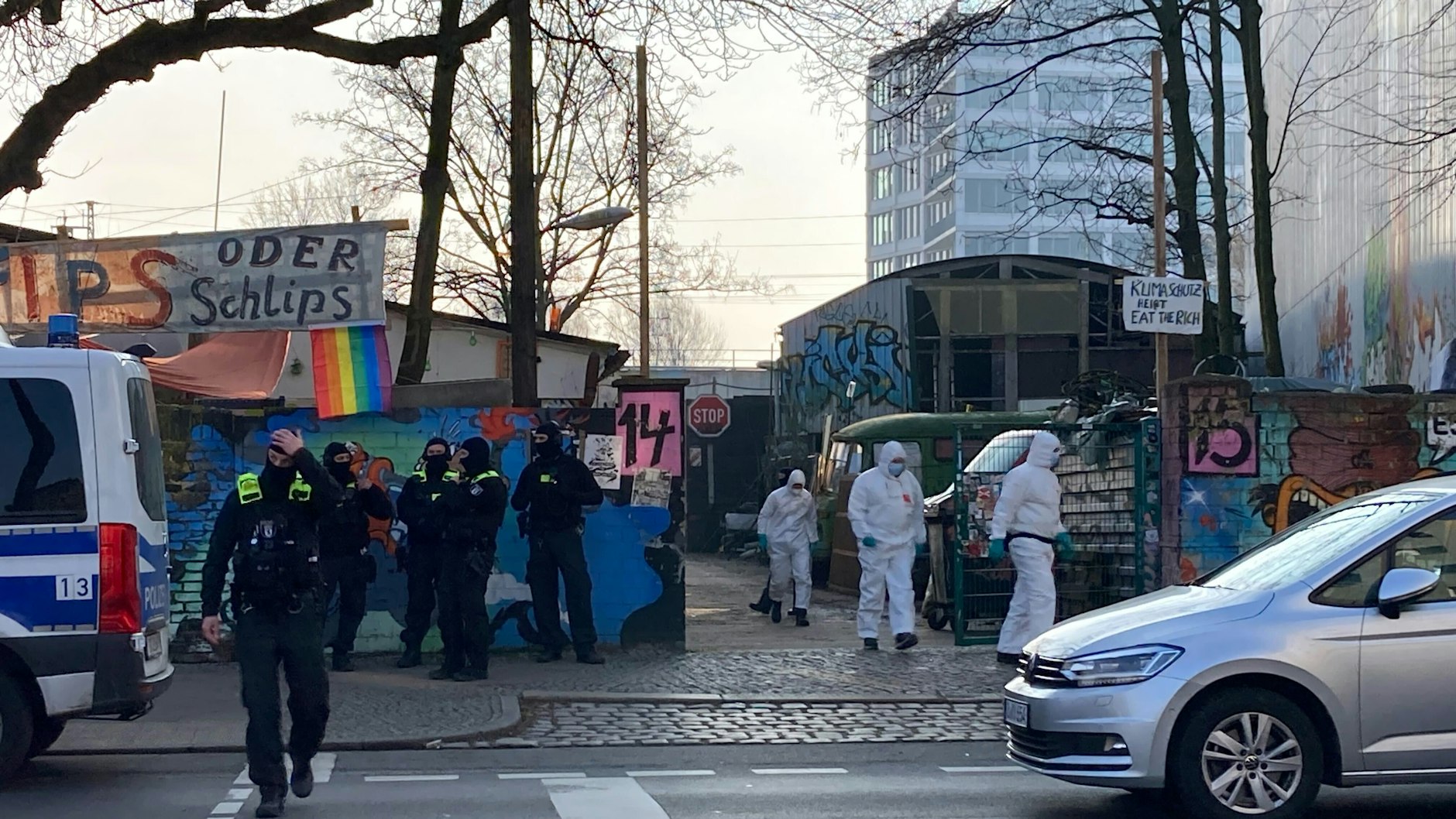 Einsatzkräfte stehen vor dem Areal mit den Bauwagen-Containern. Hier hatte RAF-Terrorist Burkhard Garweg offenbar sein Versteck.