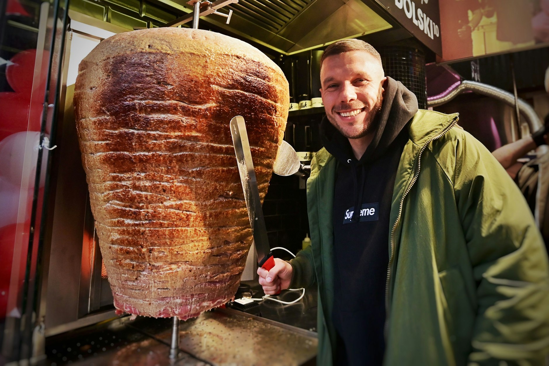 Ist kein Vegetarier: Lukas Podolski, hier bei der Eröffnung seiner Filiale in Berlin.