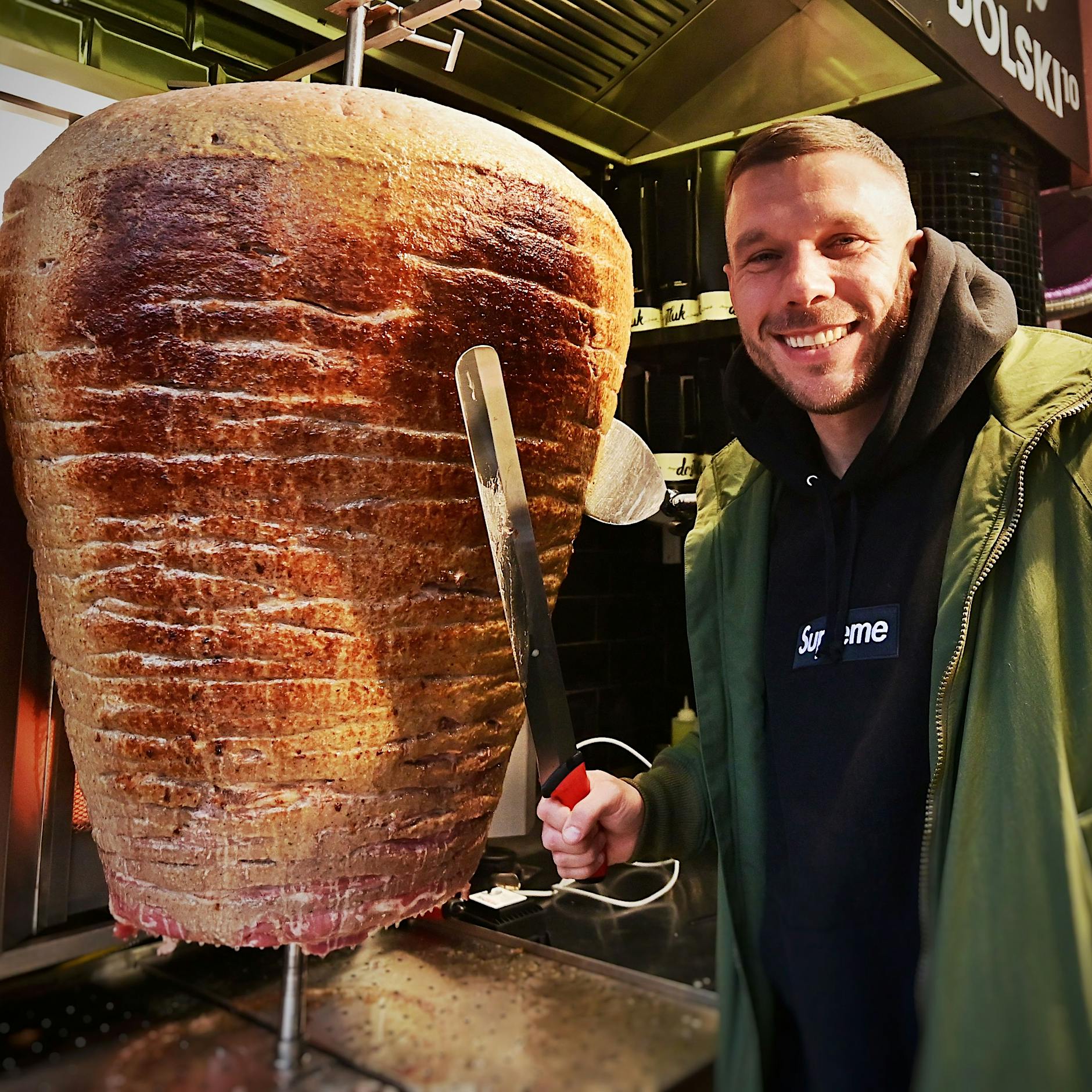 Lukas Podolski bei Döner-Eröffnung in Berlin: „Den haue ich mir auch vor dem Training rein“