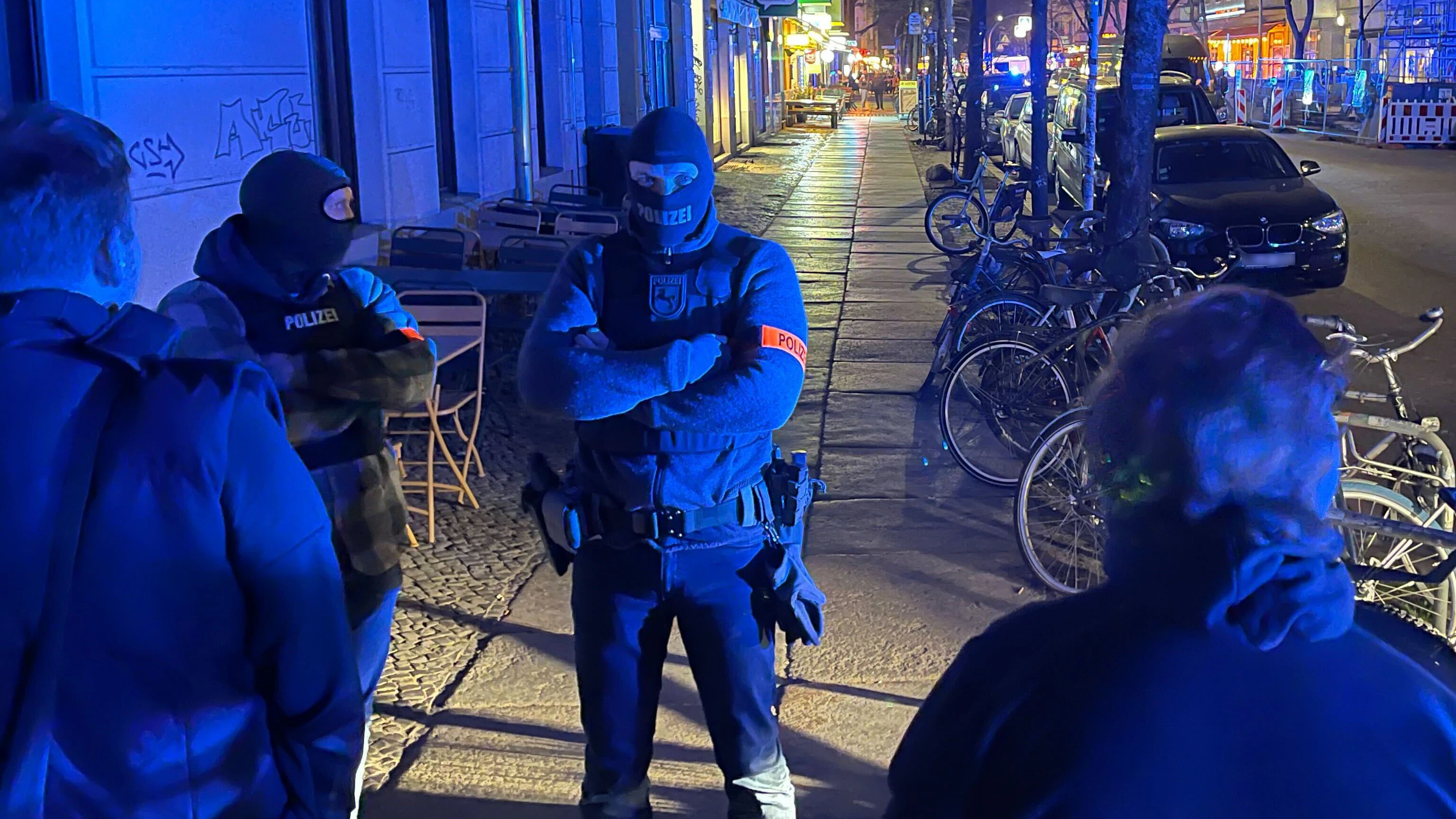 Die Jagd nach den RAF-Terroristen geht weiter: Beamte blockieren am Abend eine Straße im Friedrichshain. Die Polizei durchsucht dort eine weitere Wohnung.