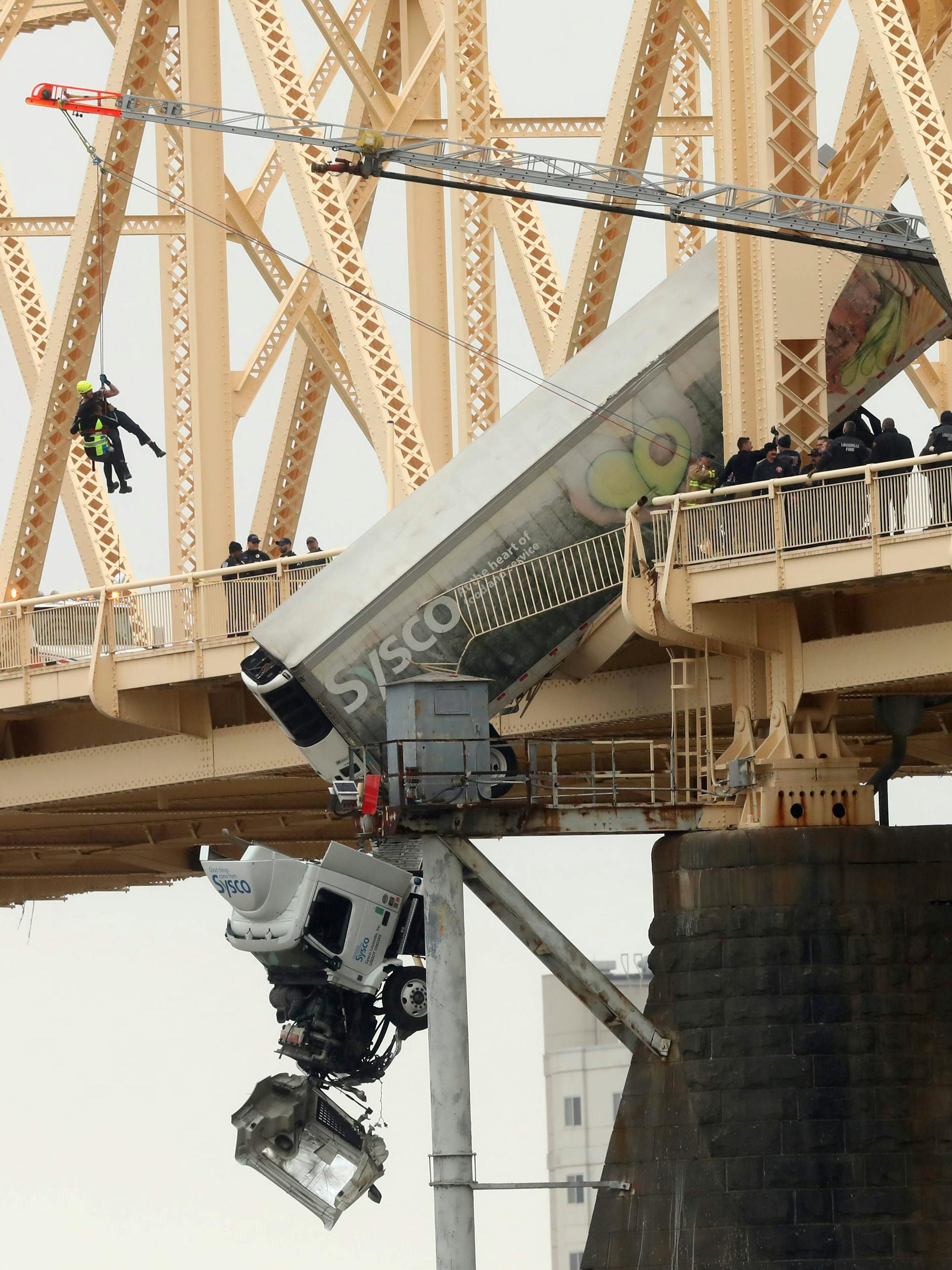 Retter und Gerettete werden an Seilen erst hoch- und dann auf die Brücke gezogen.