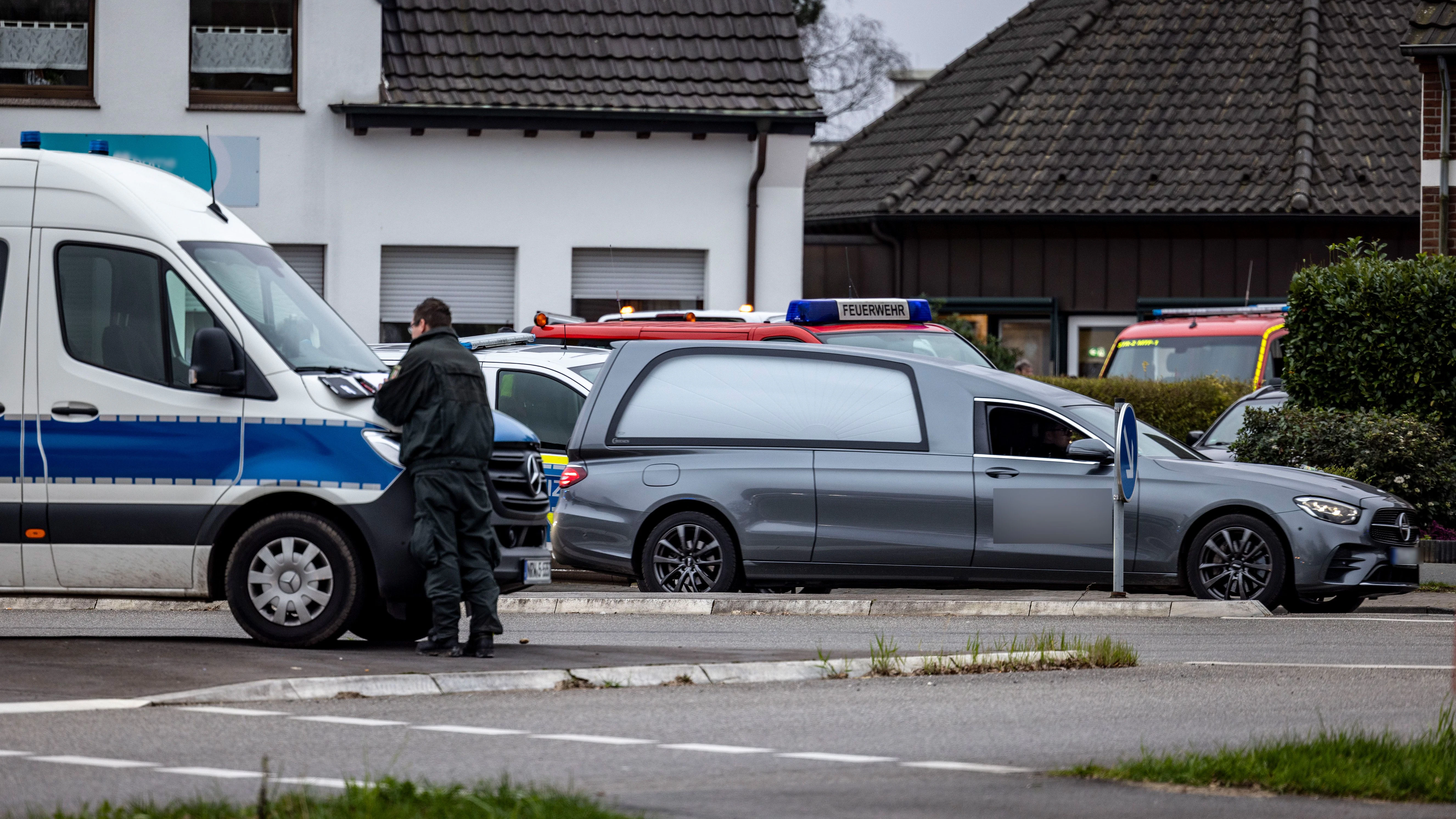 Ein Leichenwagen verlässt das Gelände eines Seniorenheims.