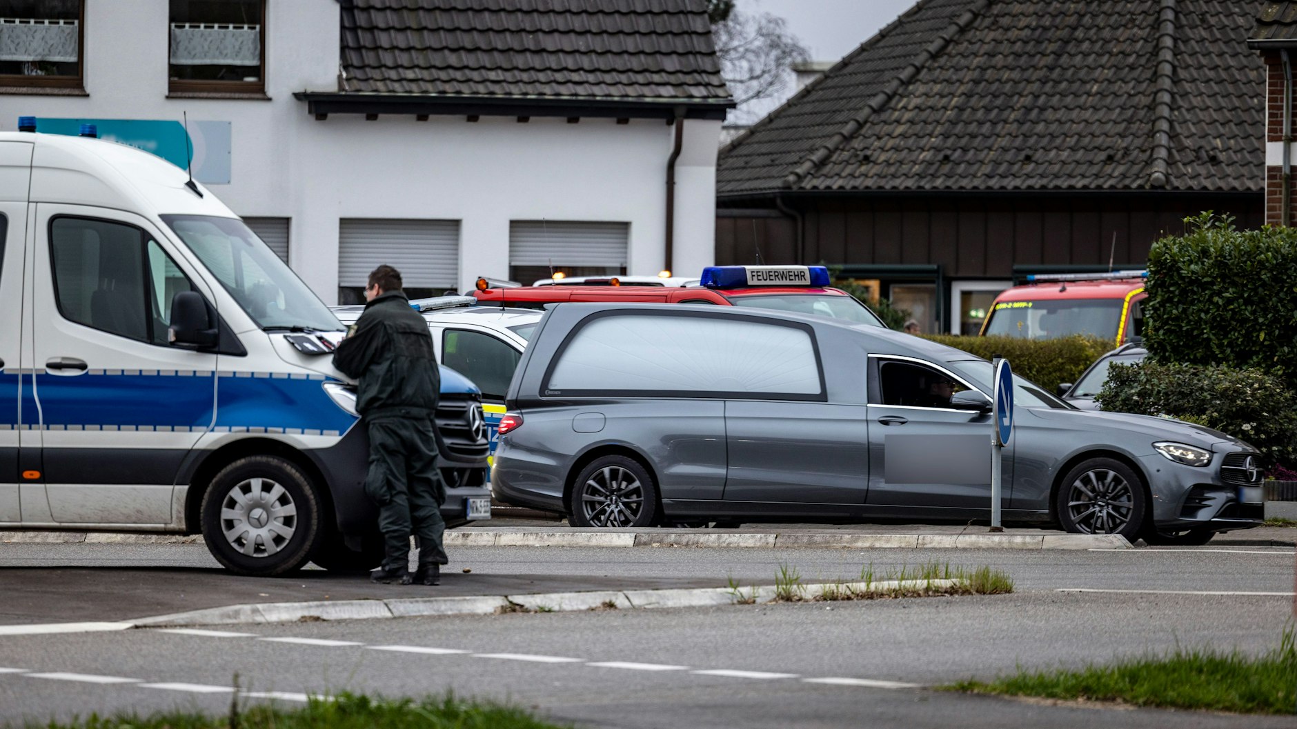 Ein Leichenwagen verlässt das Gelände eines Seniorenheims.