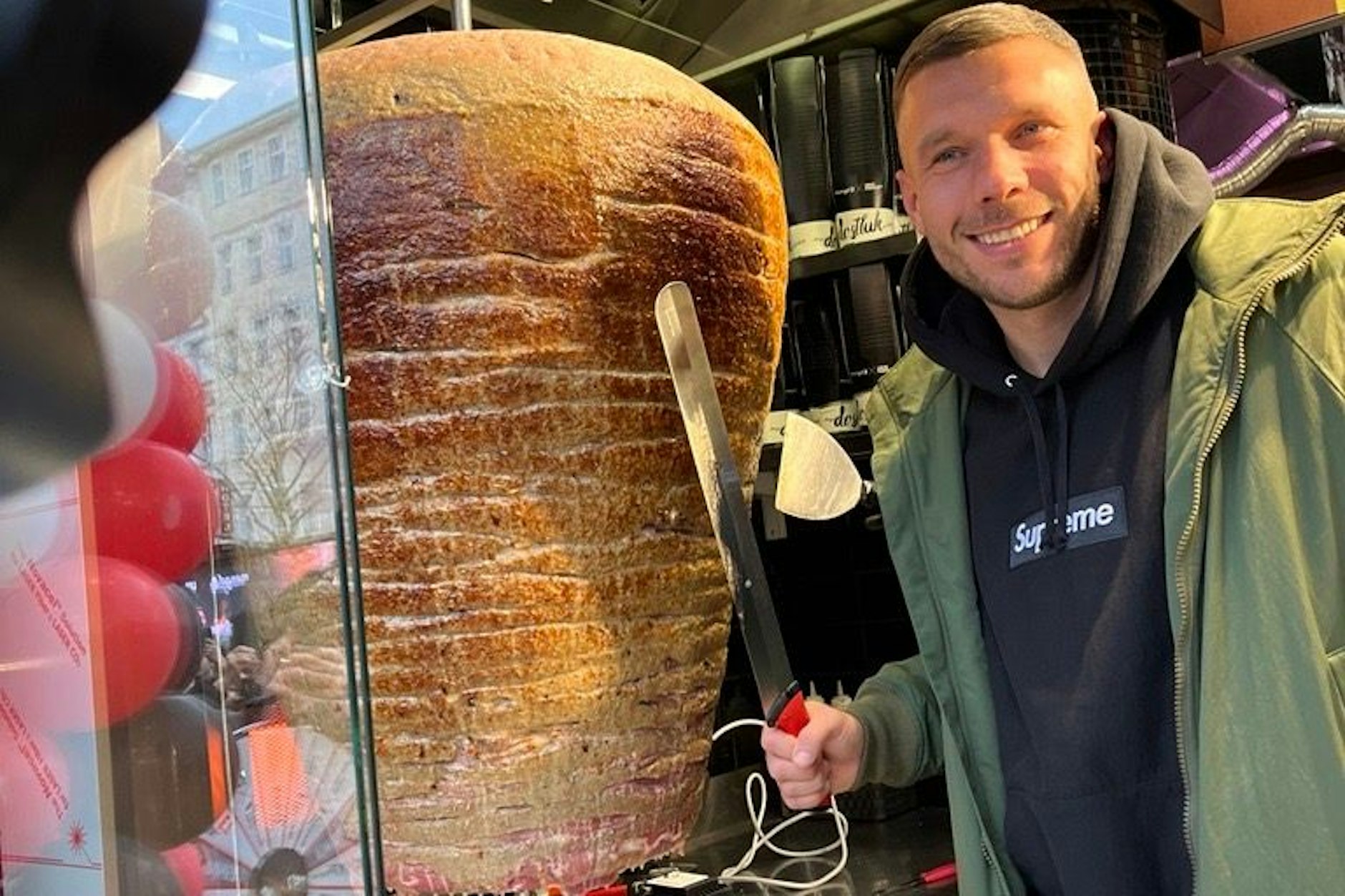 Fußballstar Lukas Podolski hat eine Filiale seiner Dönerkette Mangal in Kreuzberg eröffnet!