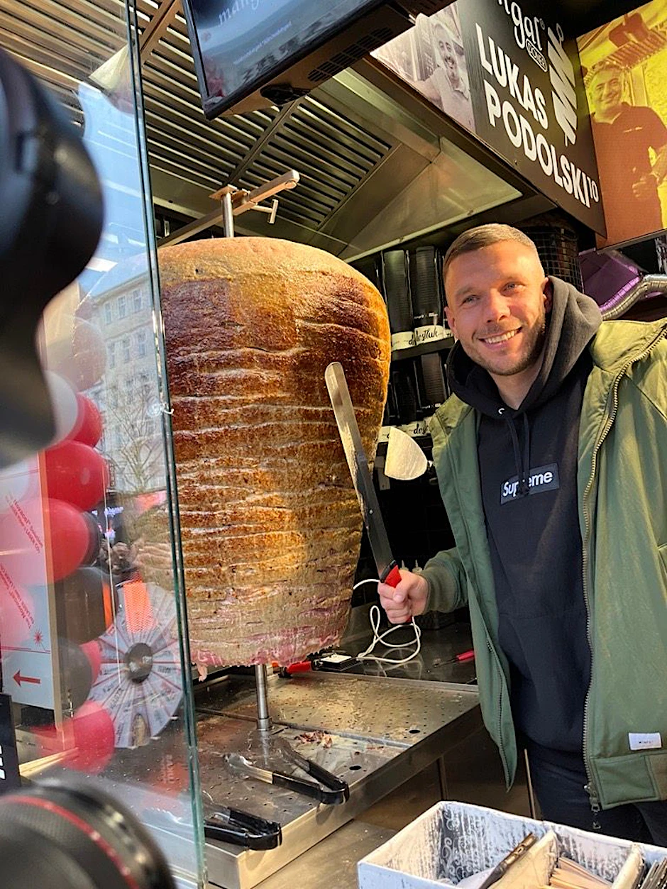 Fußballstar Lukas Podolski hat eine Filiale seiner Dönerkette Mangal in Kreuzberg eröffnet!