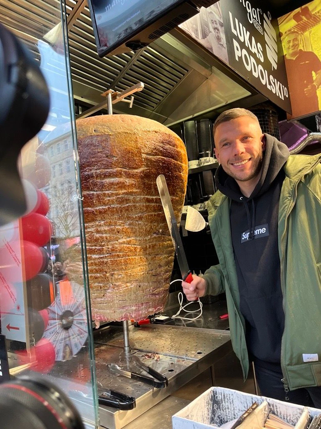 Willkommen, Poldi! Lukas Podolski eröffnet eine Dönerbude in Kreuzberg