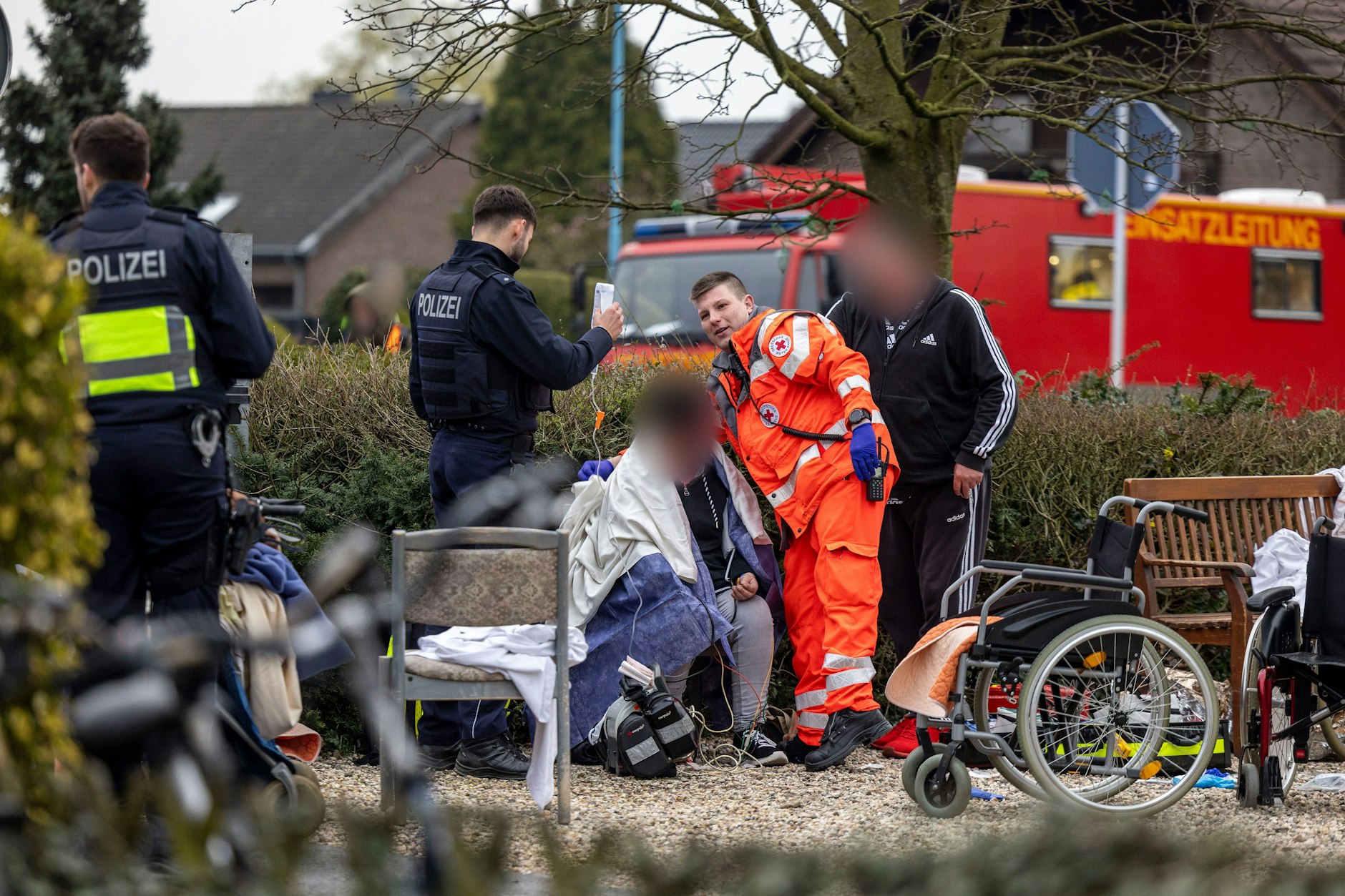 Die Bewohner eines Seniorenheimes werden außerhalb der Einrichtung medizinisch versorgt. In der Seniorenresidenz im niederrheinischen Bedburg-Hau sind bei dem Brand mehrere Menschen gestorben.