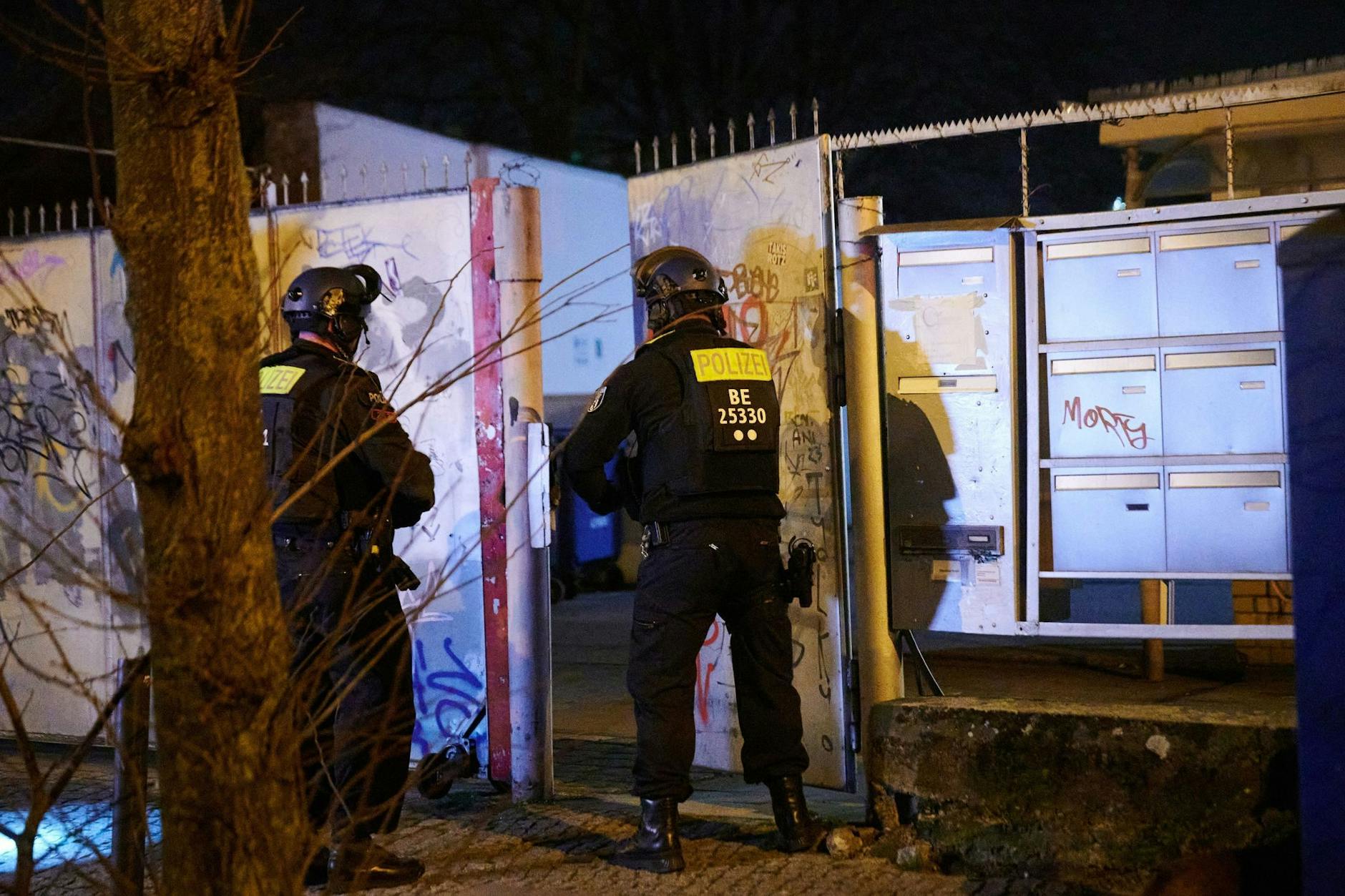 Polizisten durchsuchten in Friedrichshain ein Bauwagengelände. Dort soll sich Burkhard Garweg versteckt haben.