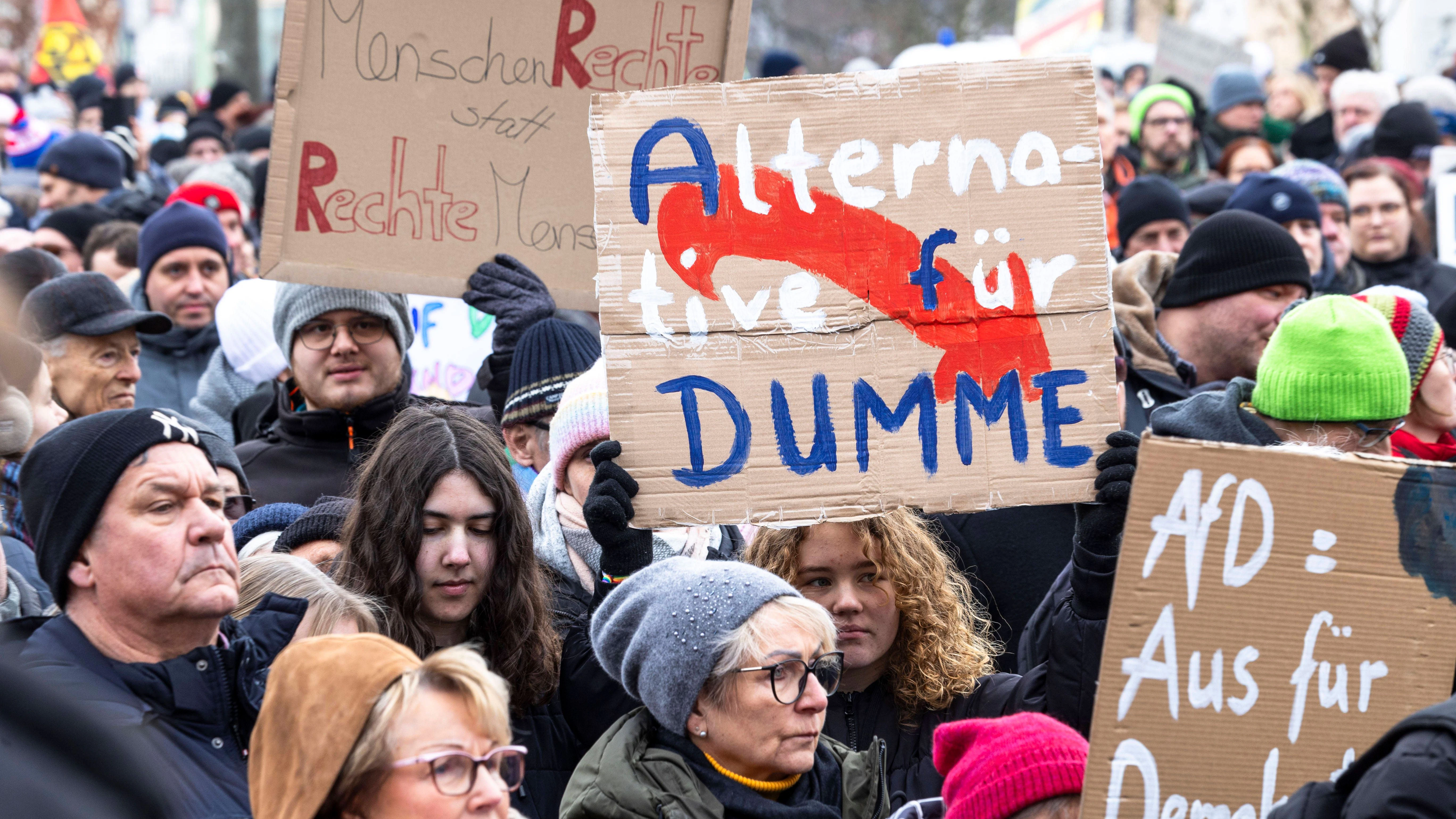 Wie hier in Cottbus gehen auch in Brandenburg Tausende auf die Straße, um gegen rechts zu demonstrieren. Doch immer wieder werden Demonstranten danach bedroht und eingeschüchtert.