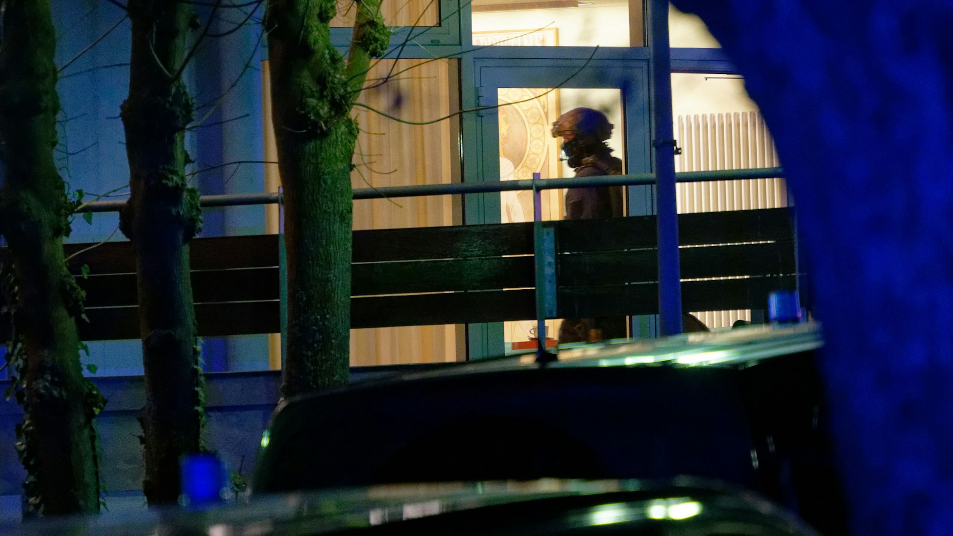 Ein schwer bewaffneter Polizist ist in einem Aachener Krankenhaus im Einsatz.