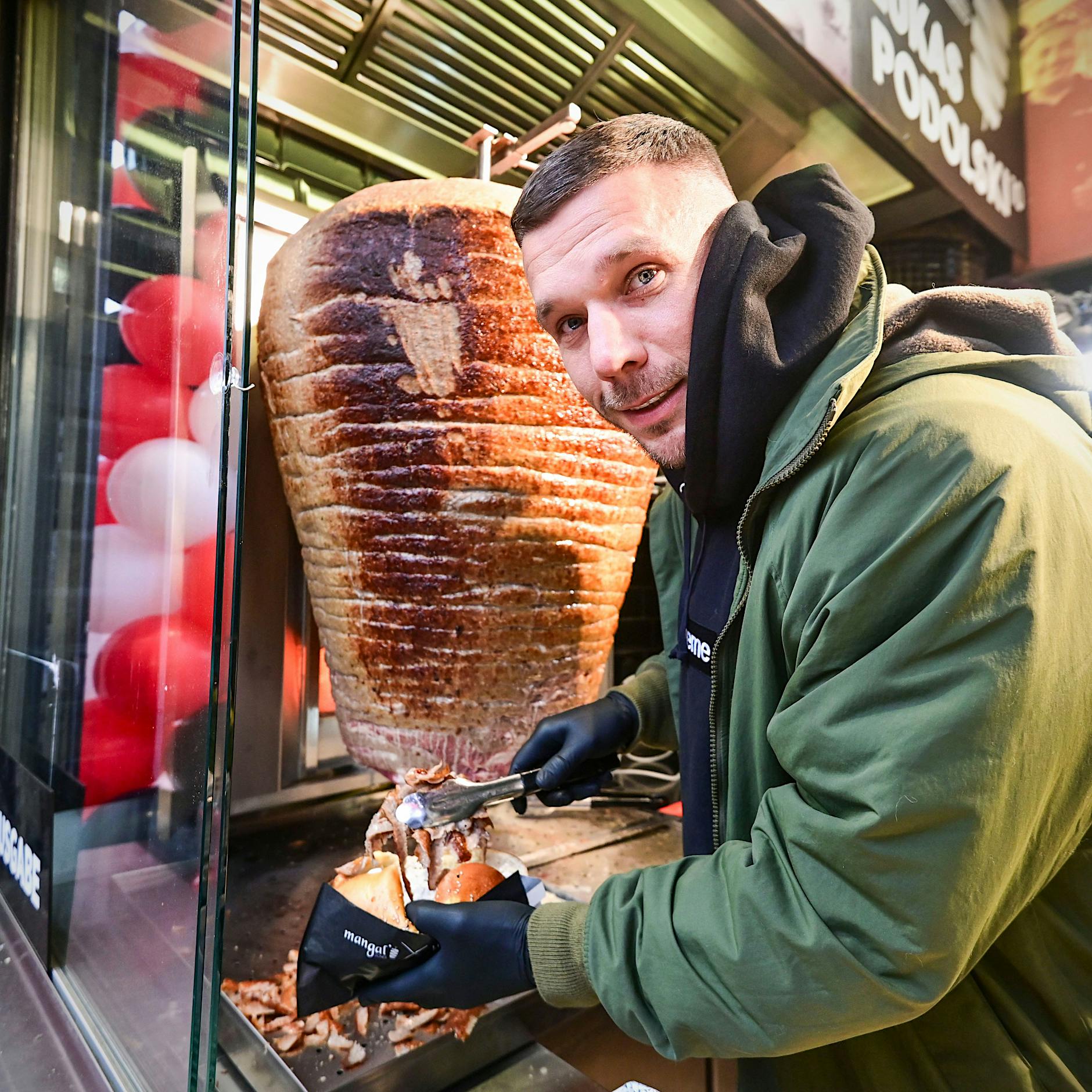 Lukas Podolski und sein Berliner Döner-Imbiss Mangal: Der neue Poldi-Kebab im Test