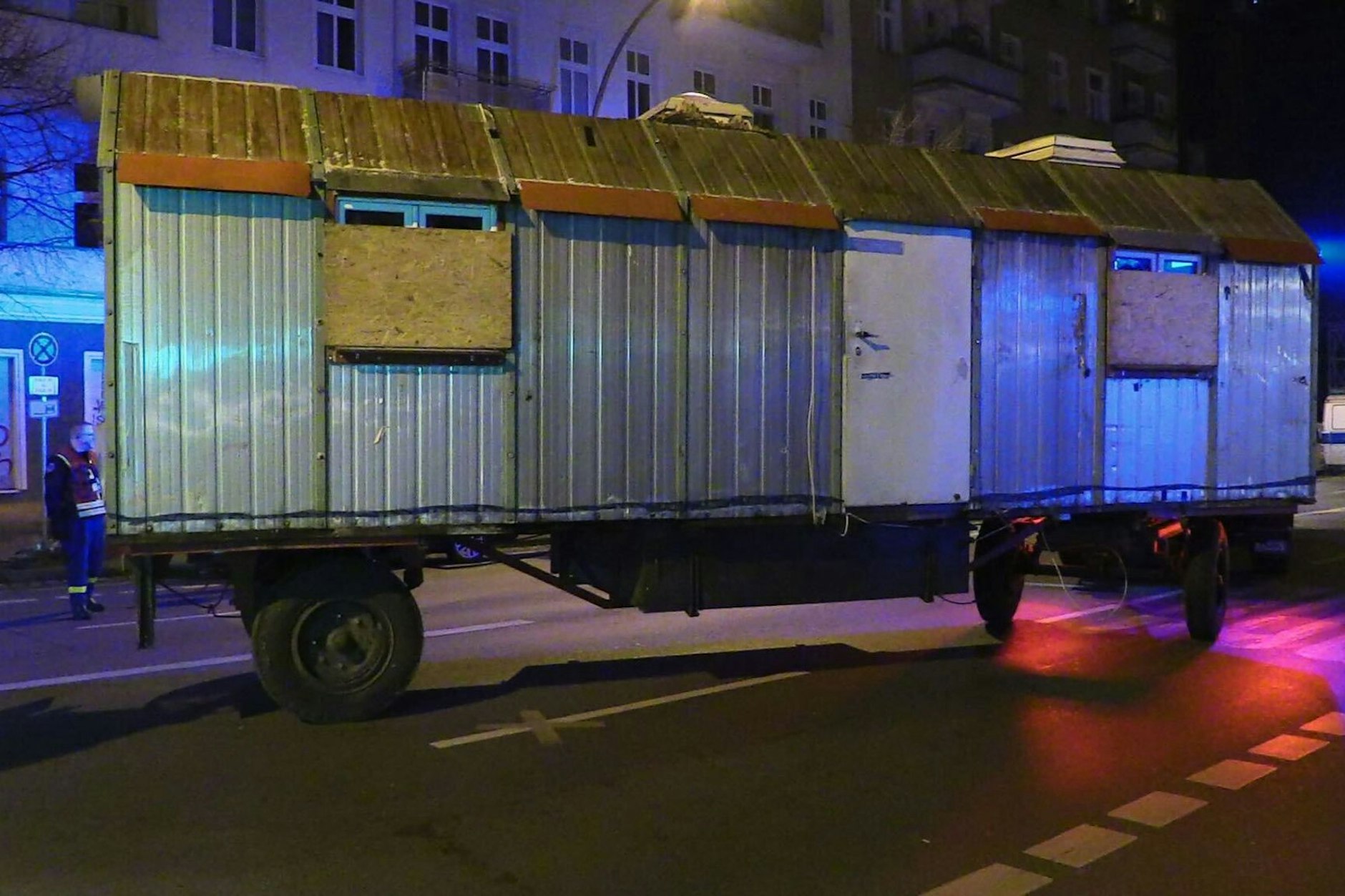 In diesem Bauwagen soll einer der Terroristen gewohnt haben.